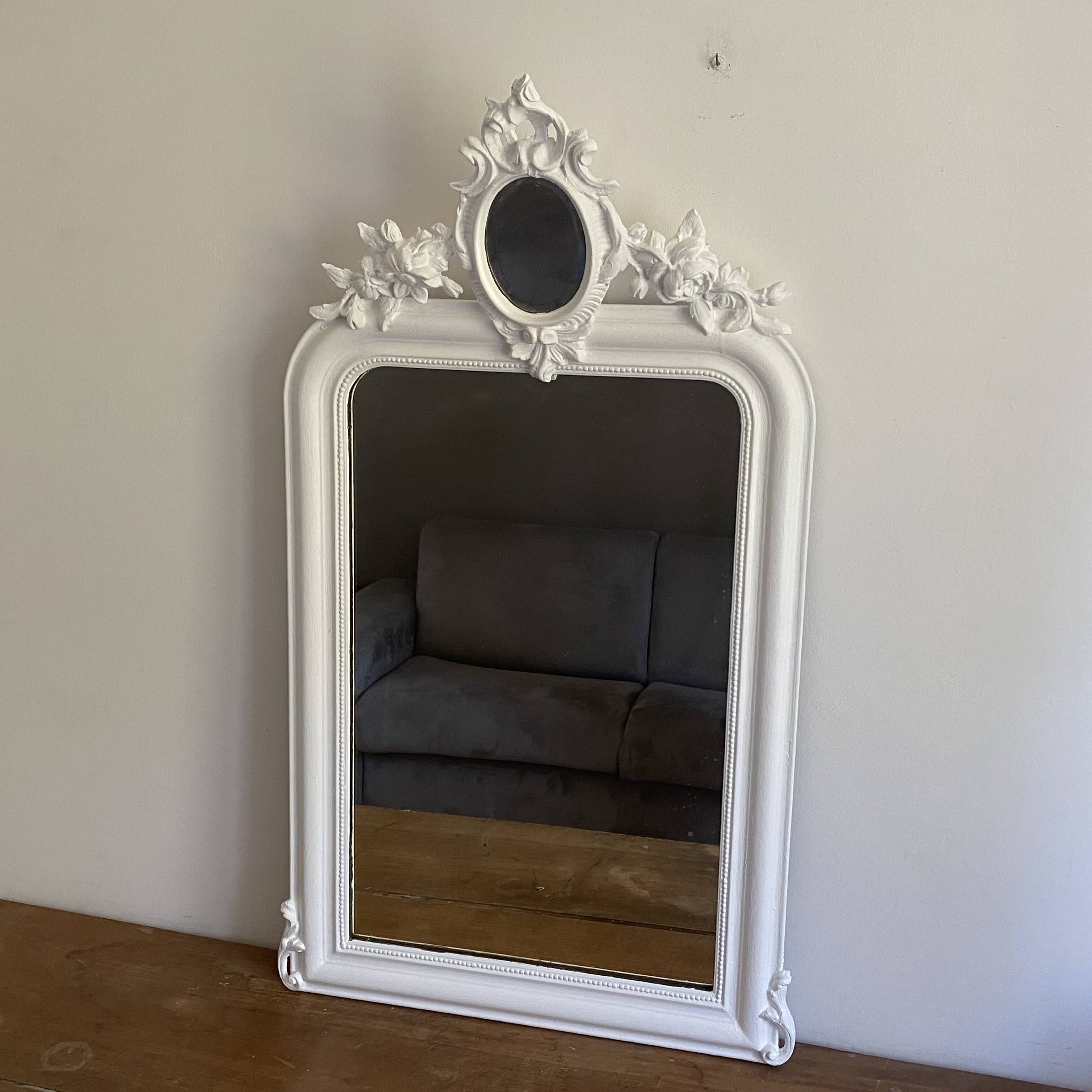 Late 19th-century mirror with a decorated pediment. 112x66.