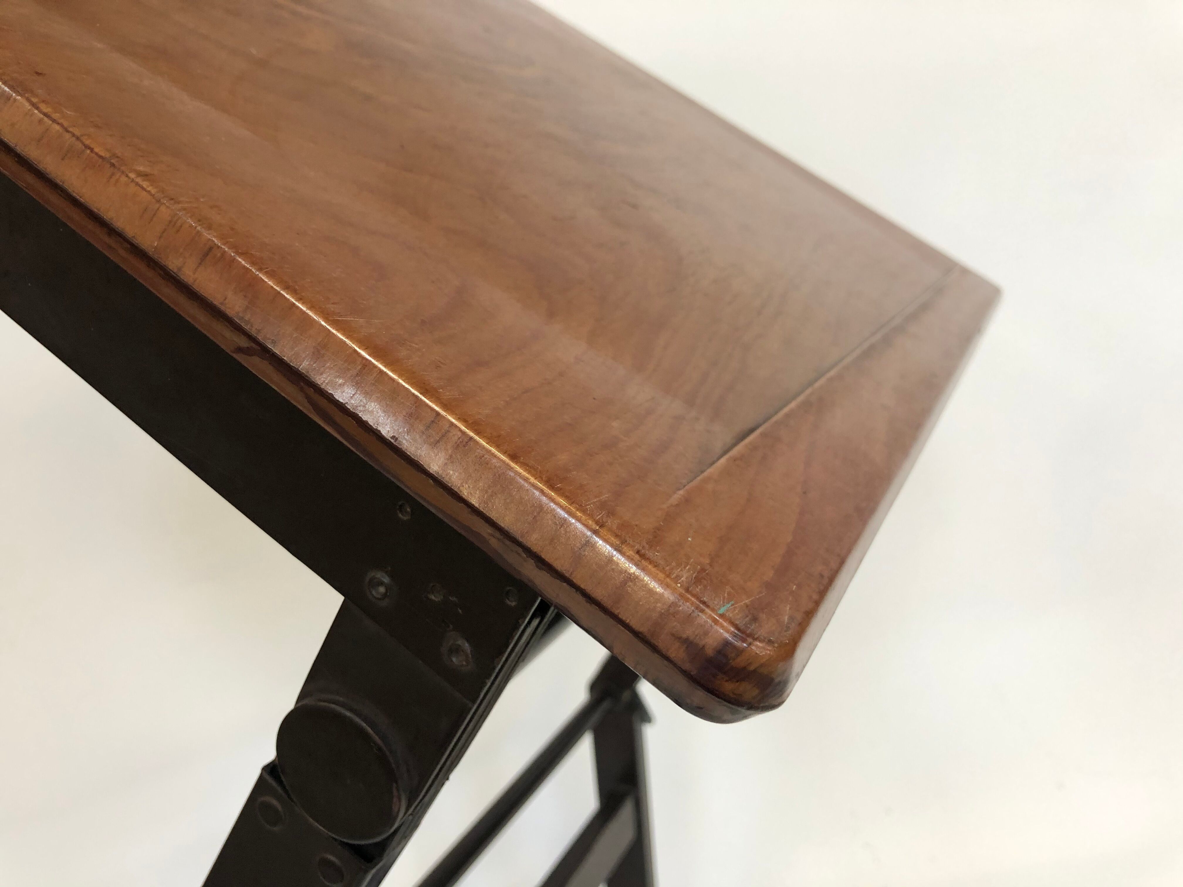 Bureau industriel des années 70 Pays-Bas Marko Galvanitas avec sa chaise