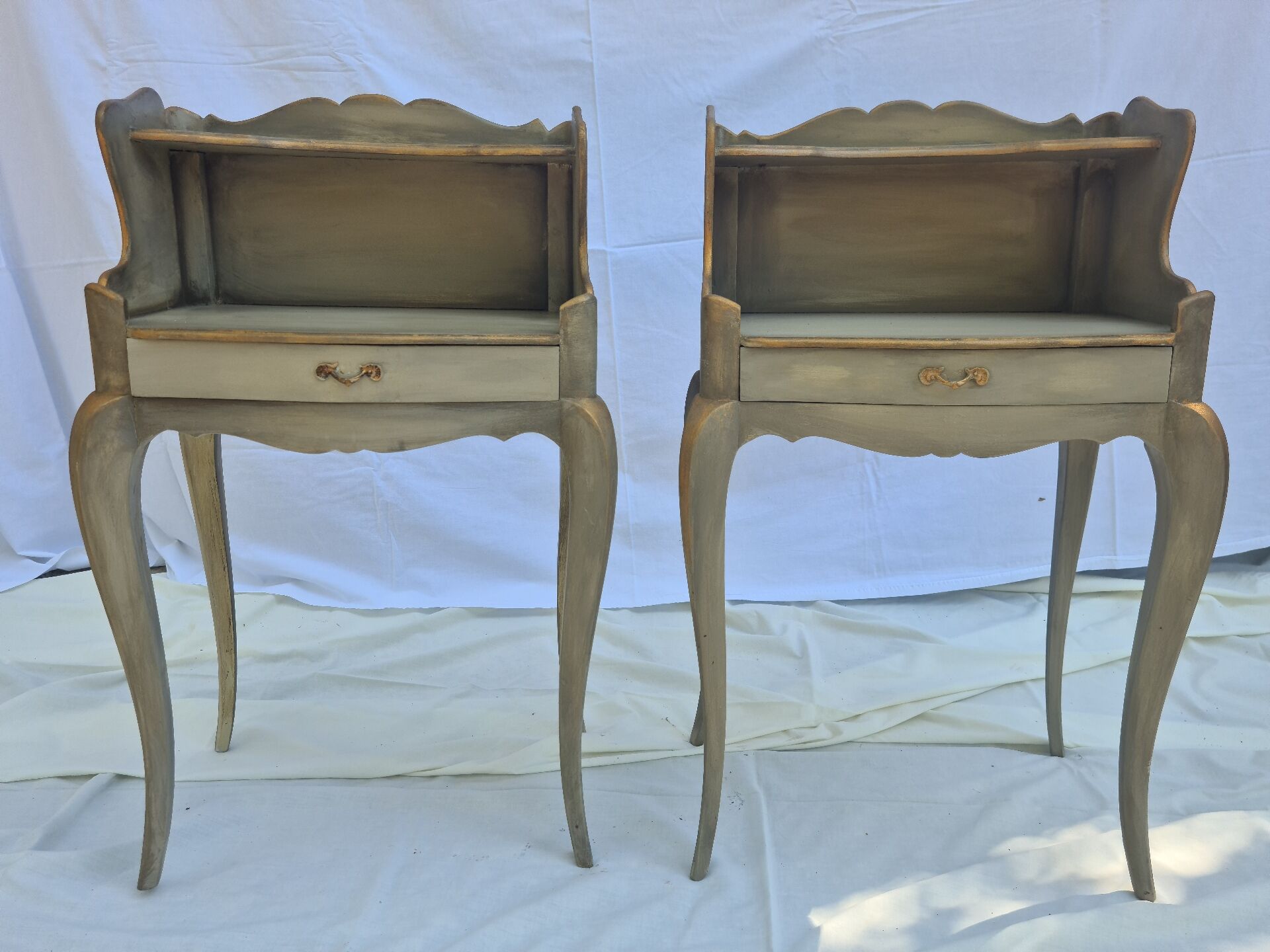 2 tables de chevet style Louis XV, restaurées et peintes "Milk Paint"