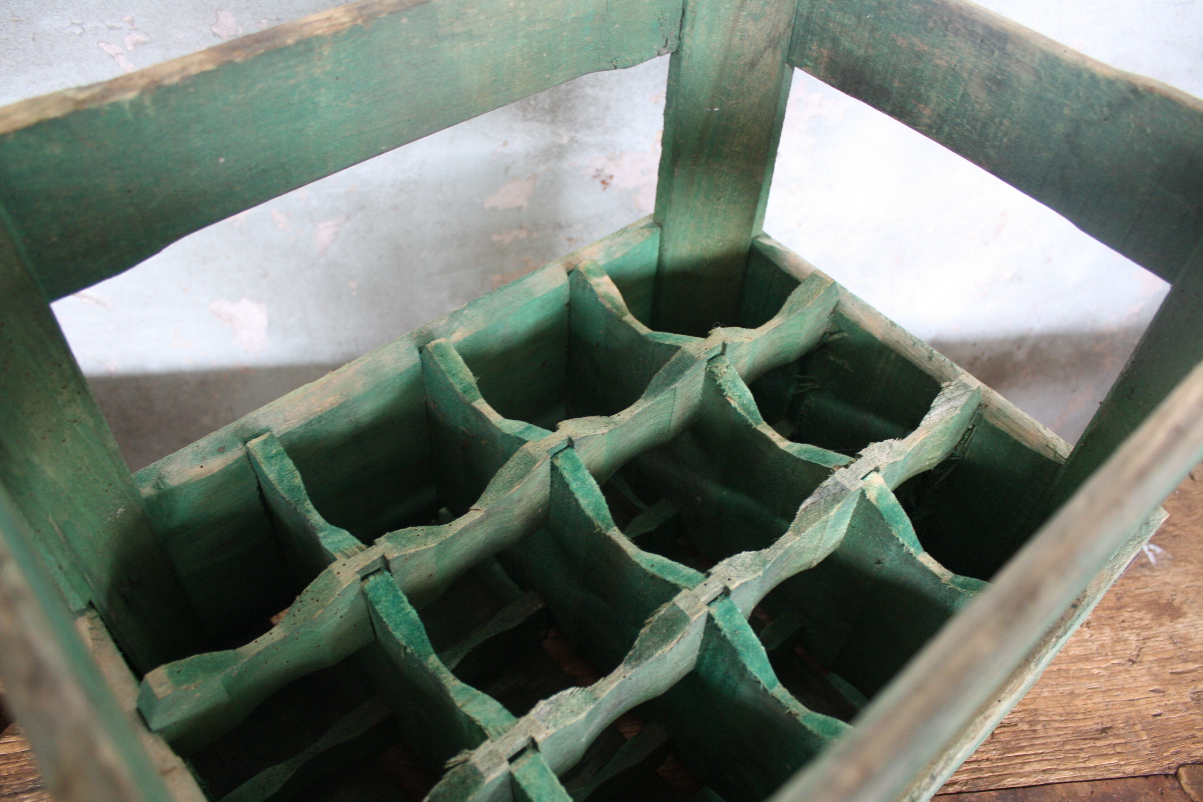 Green wooden bottle case