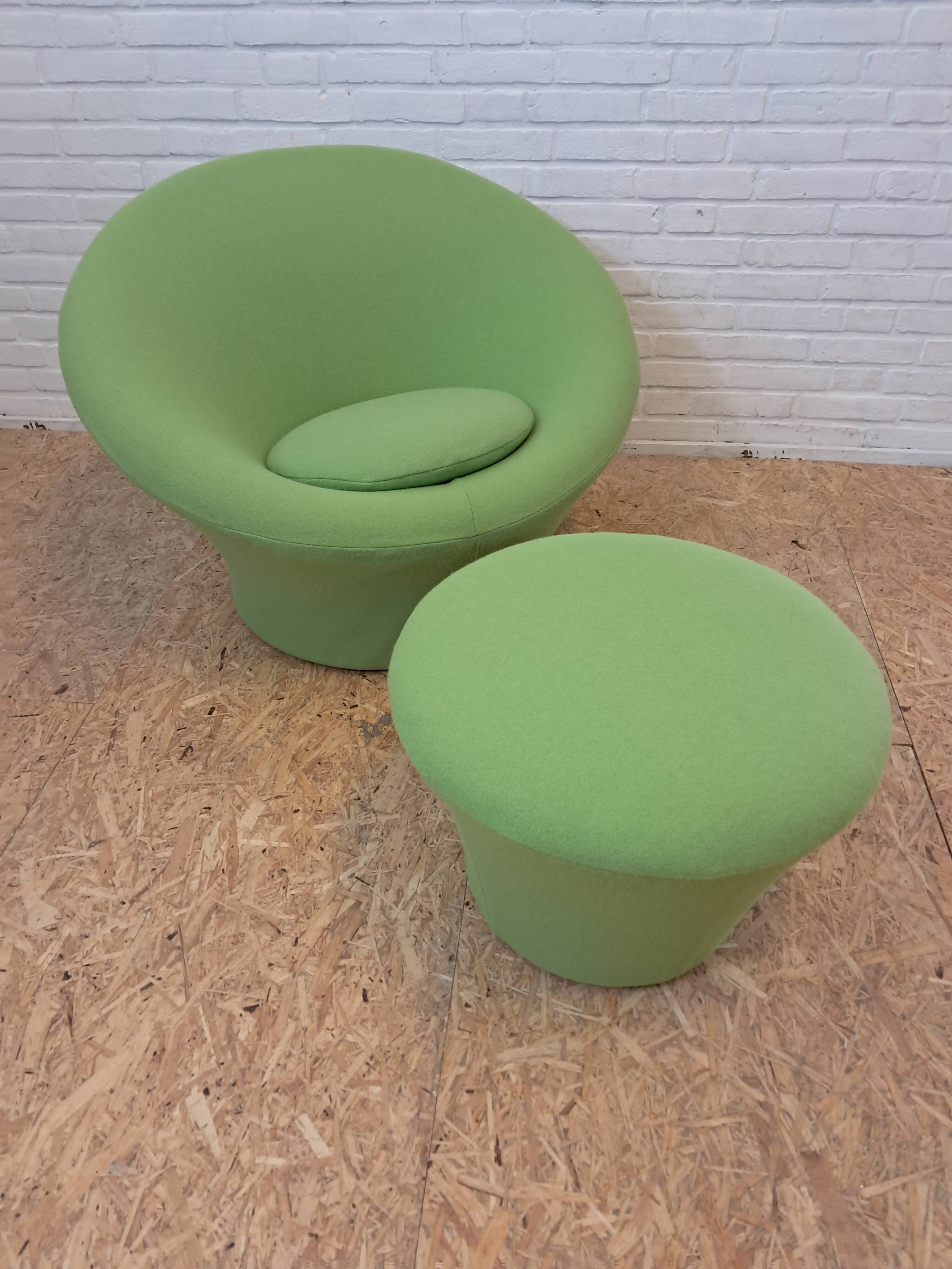 Artifort 560 "Mushroom" with footrest