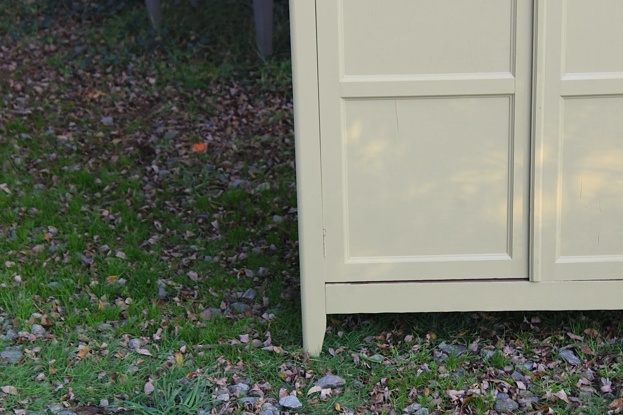 Parisian wardrobe in Clay Green wood – 2 moulded doors – H188 cm