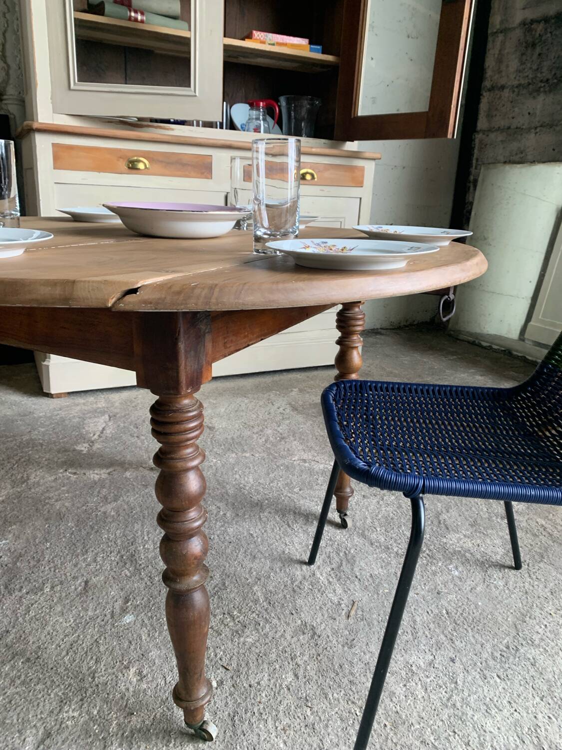 Folding table for 4-6 people