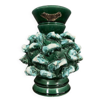 Vase aux coquillage en céramique émaillée de couleur verte circa 1970