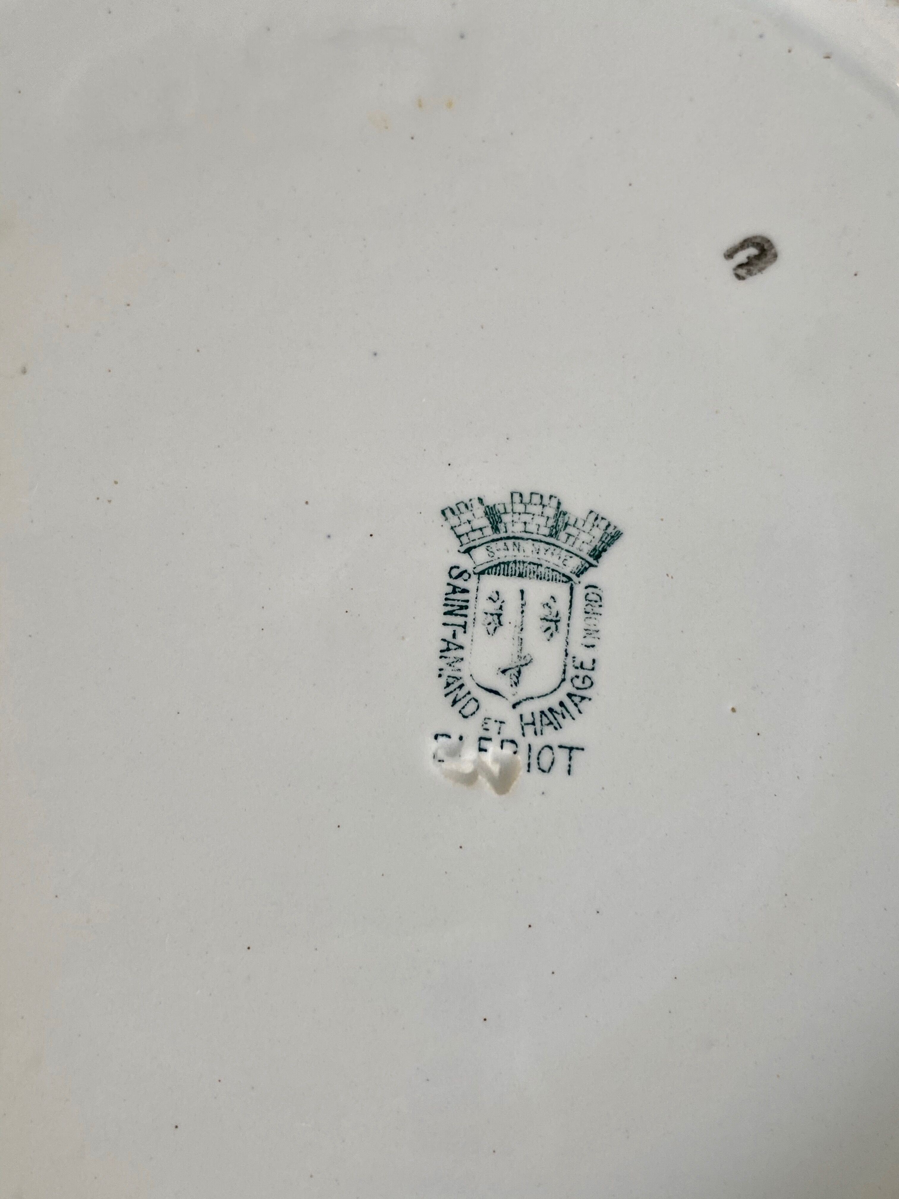 Flat hollow earthenware of St Amand