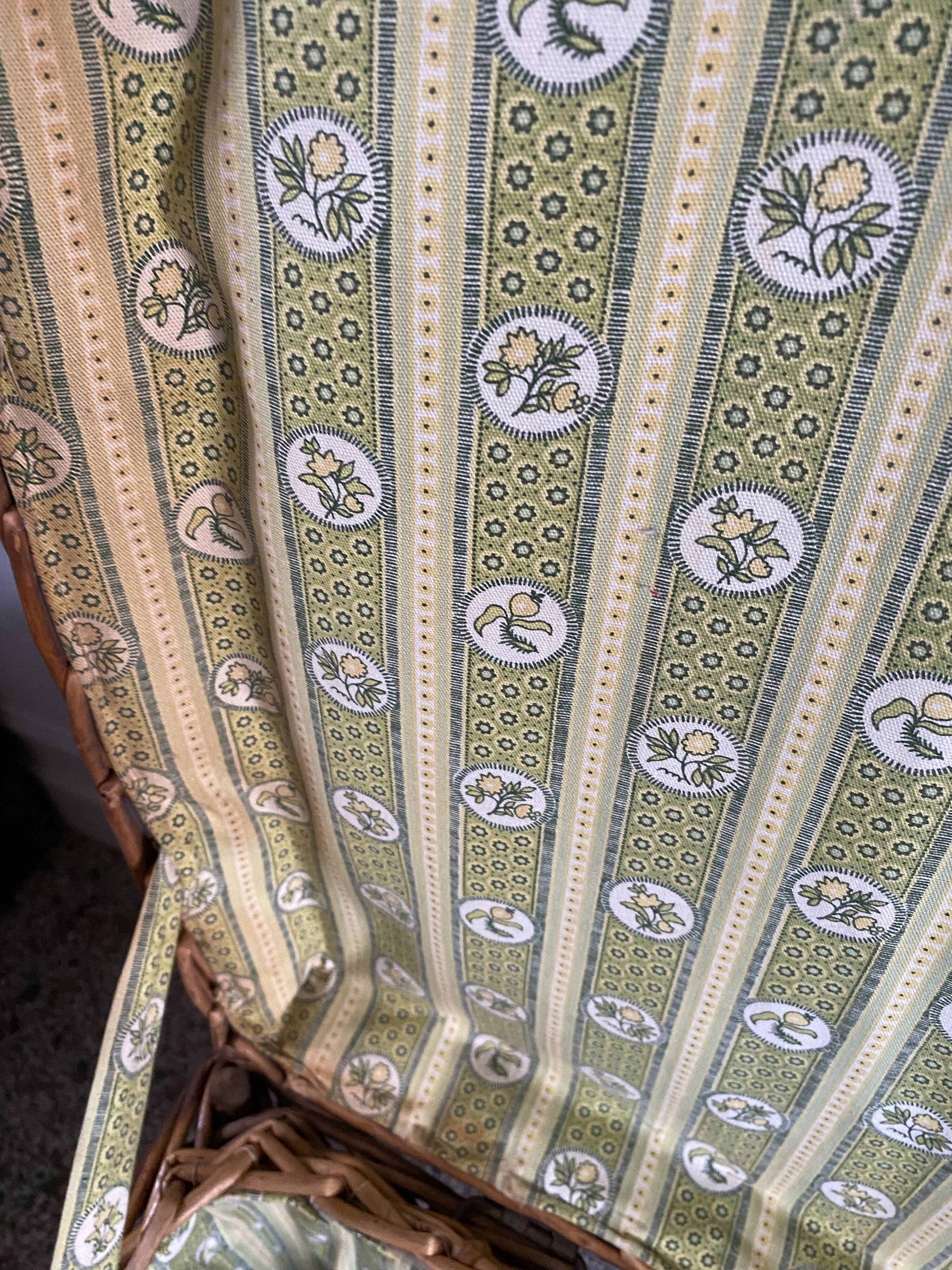 Malle / coffre en osier rotin vintage doublé tissu vert