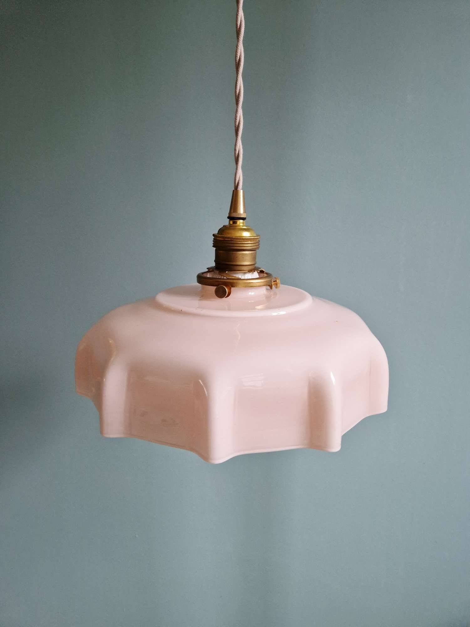Trio de suspensions Art Déco en opaline colorée, années 1930