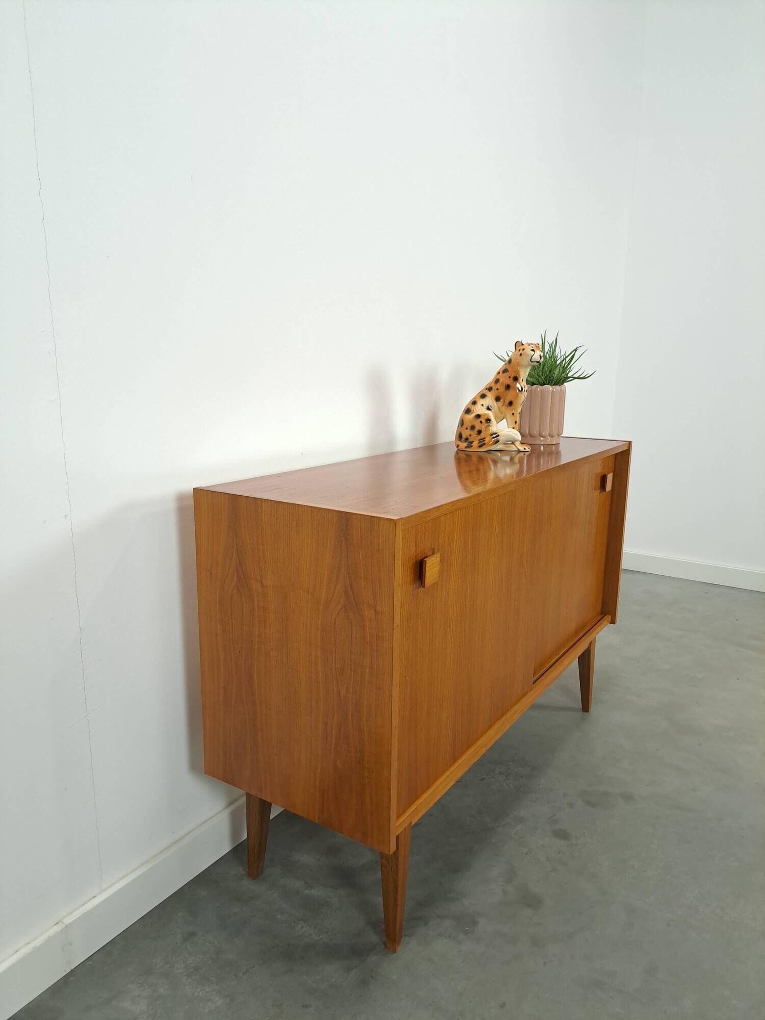 Dressoir vintage plus raffiné avec vierkante grepen et schuine poten