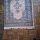 Tapis en laine fait main de style oriental rectangulaire Pakistan 1990 vintage rose gris