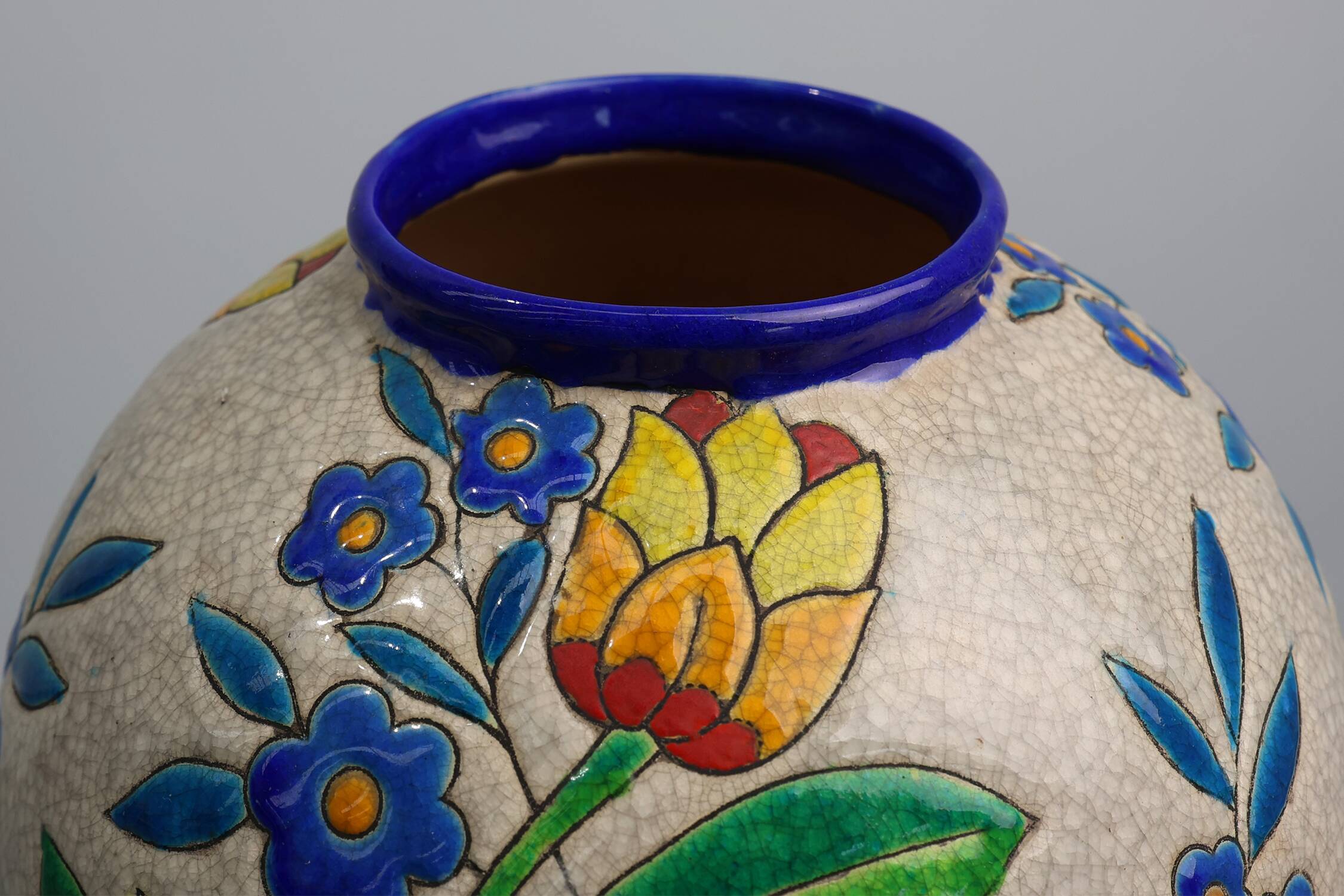 Vase Boch Keramis par Catteau, à décor floral polychrome, Belgique, années 1930