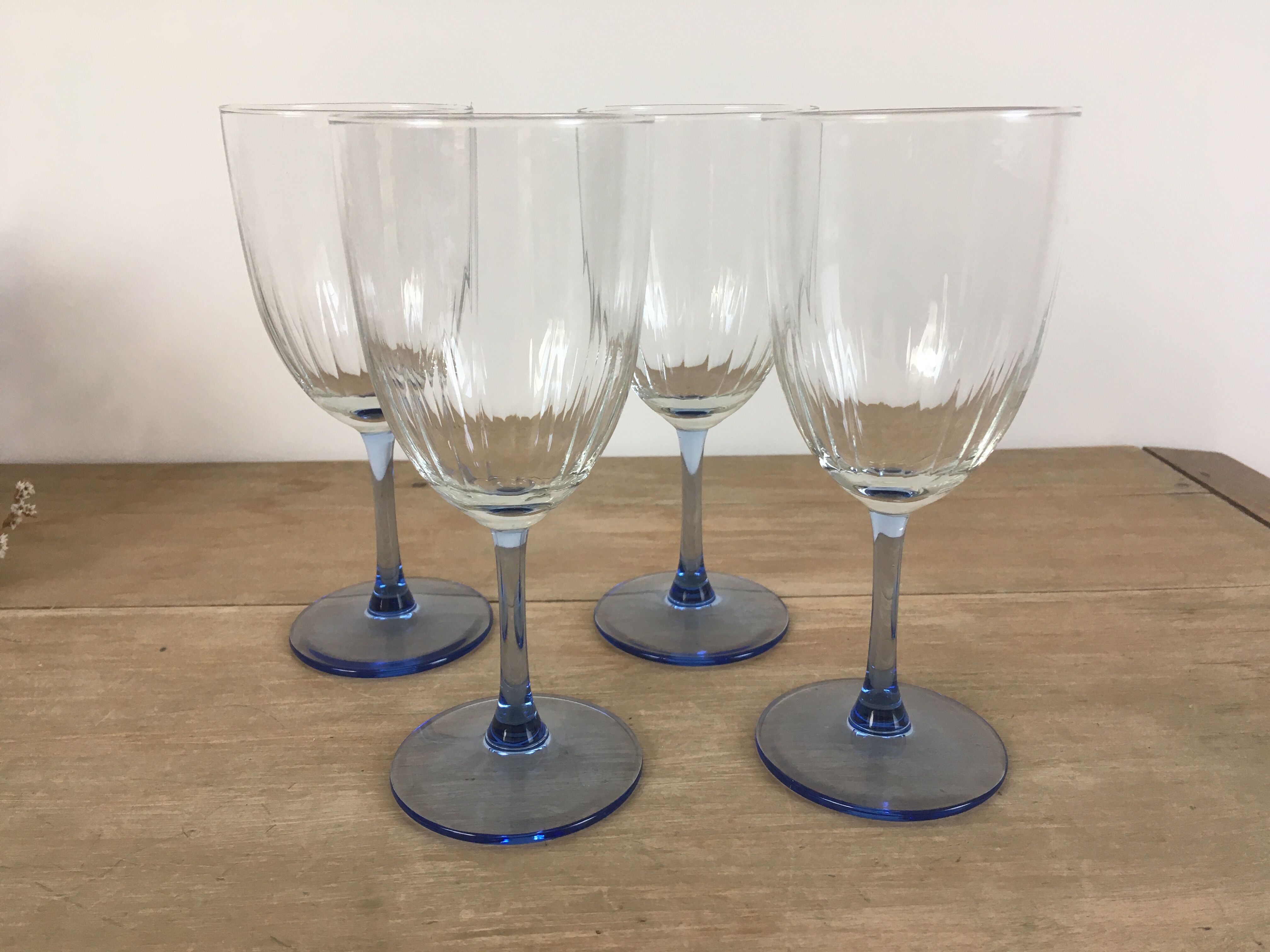 Verres striés à pied bleu