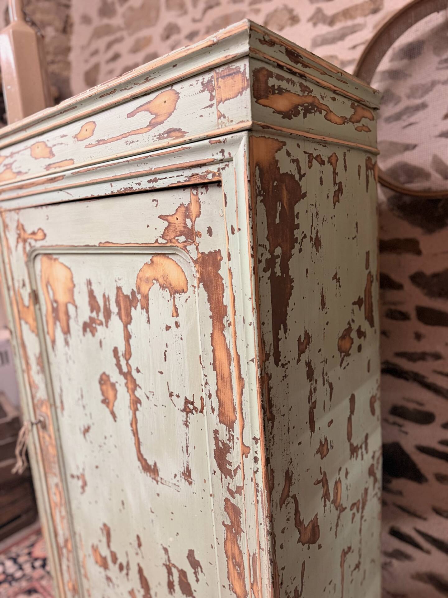 Superb vintage patinated bonnetière