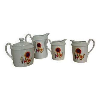 Lot de trois pichets et un pot à sucre en Porcelaine de Sologne