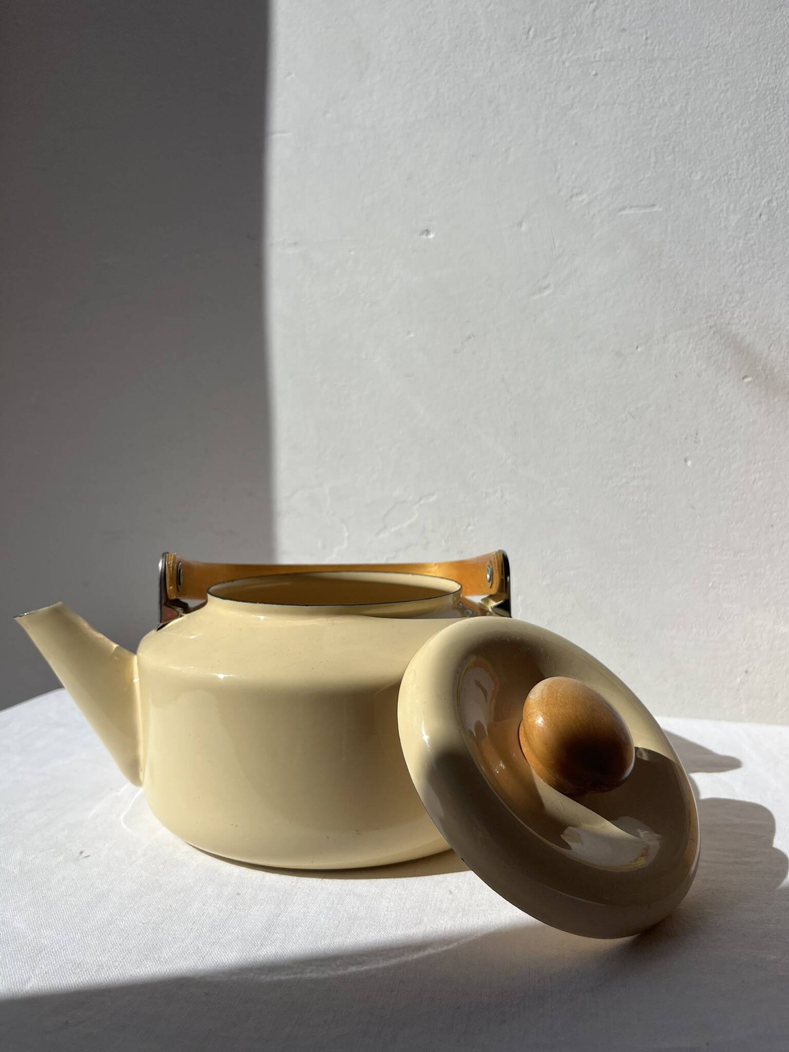 Vintage enamelled metal kettle in beige, Copco style.