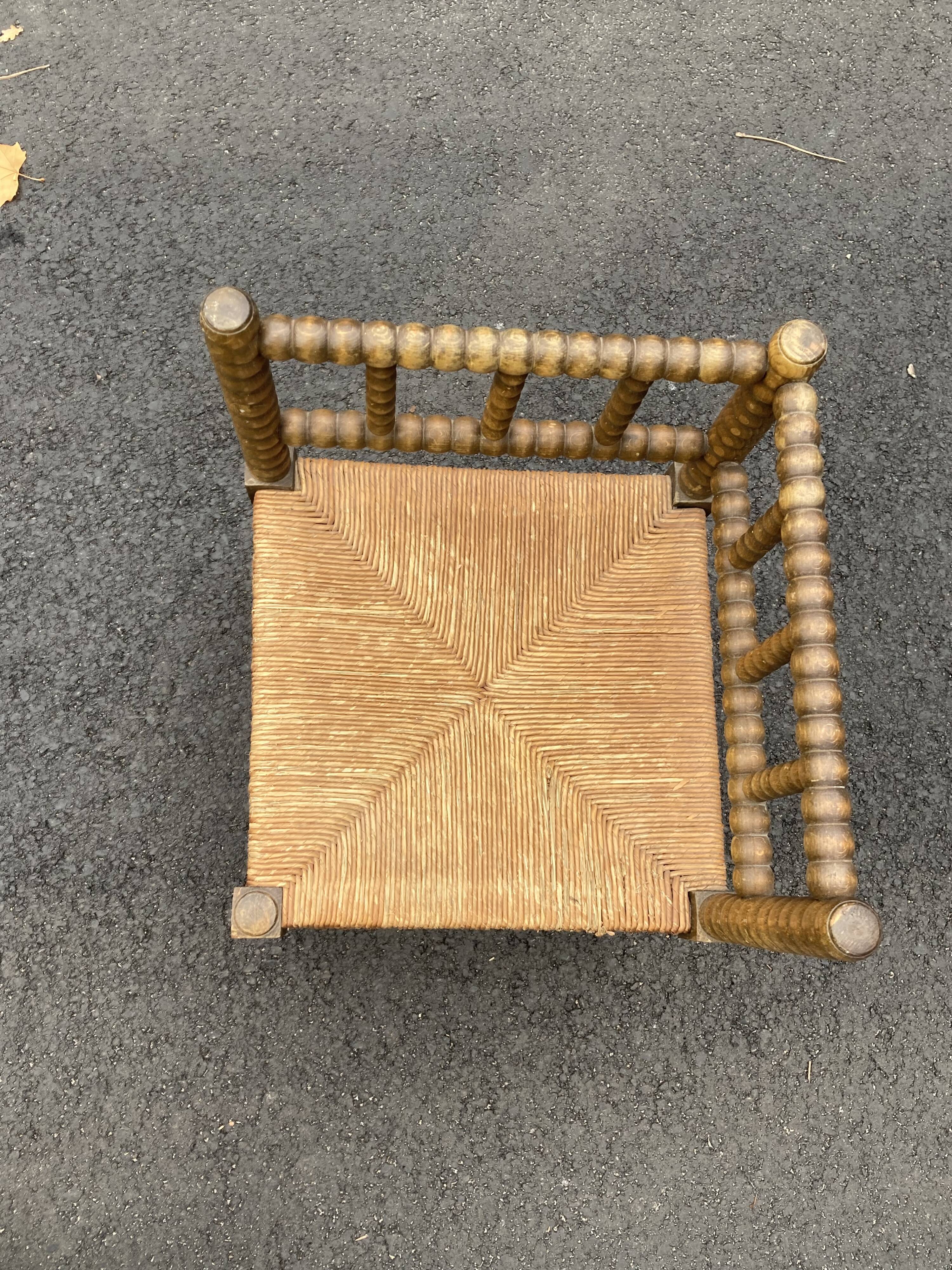 Chaise d’angle en bois tourné