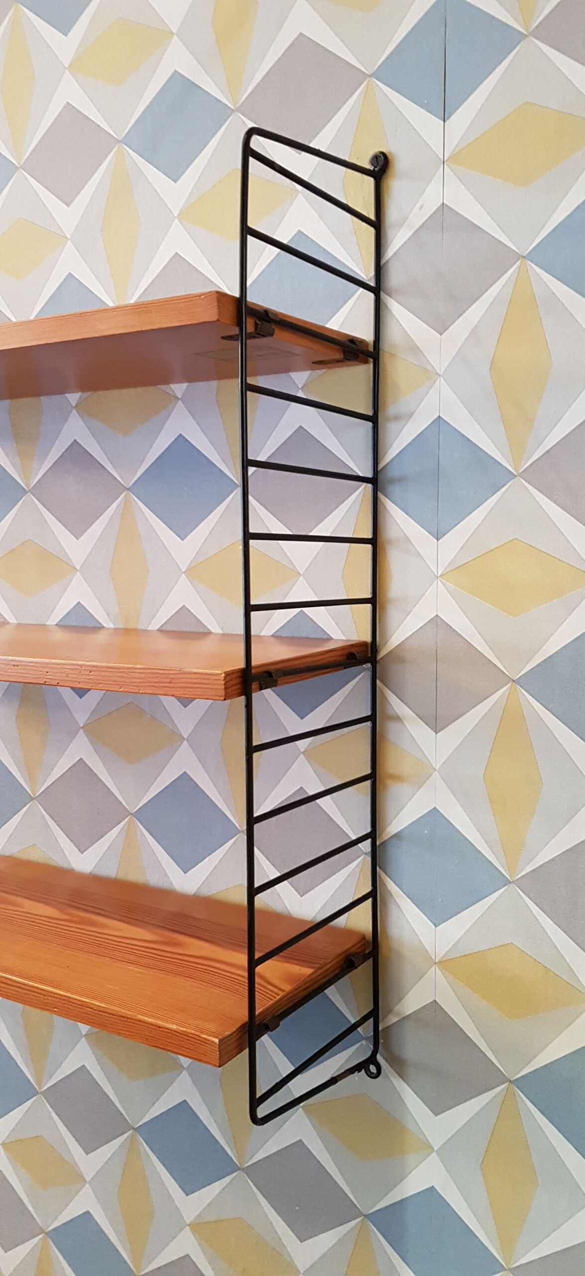 String of nisse strinning shelf