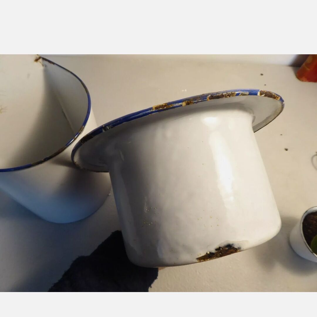 Ladle door kitchen utensil pot in enamelled sheet metal