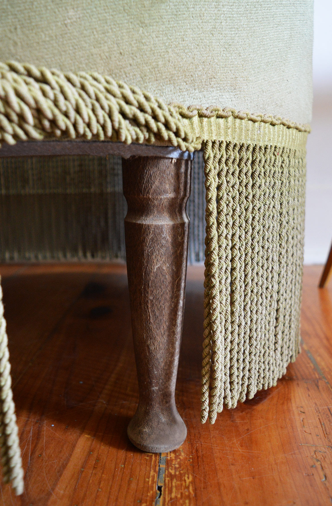 Toad velvet olive chair