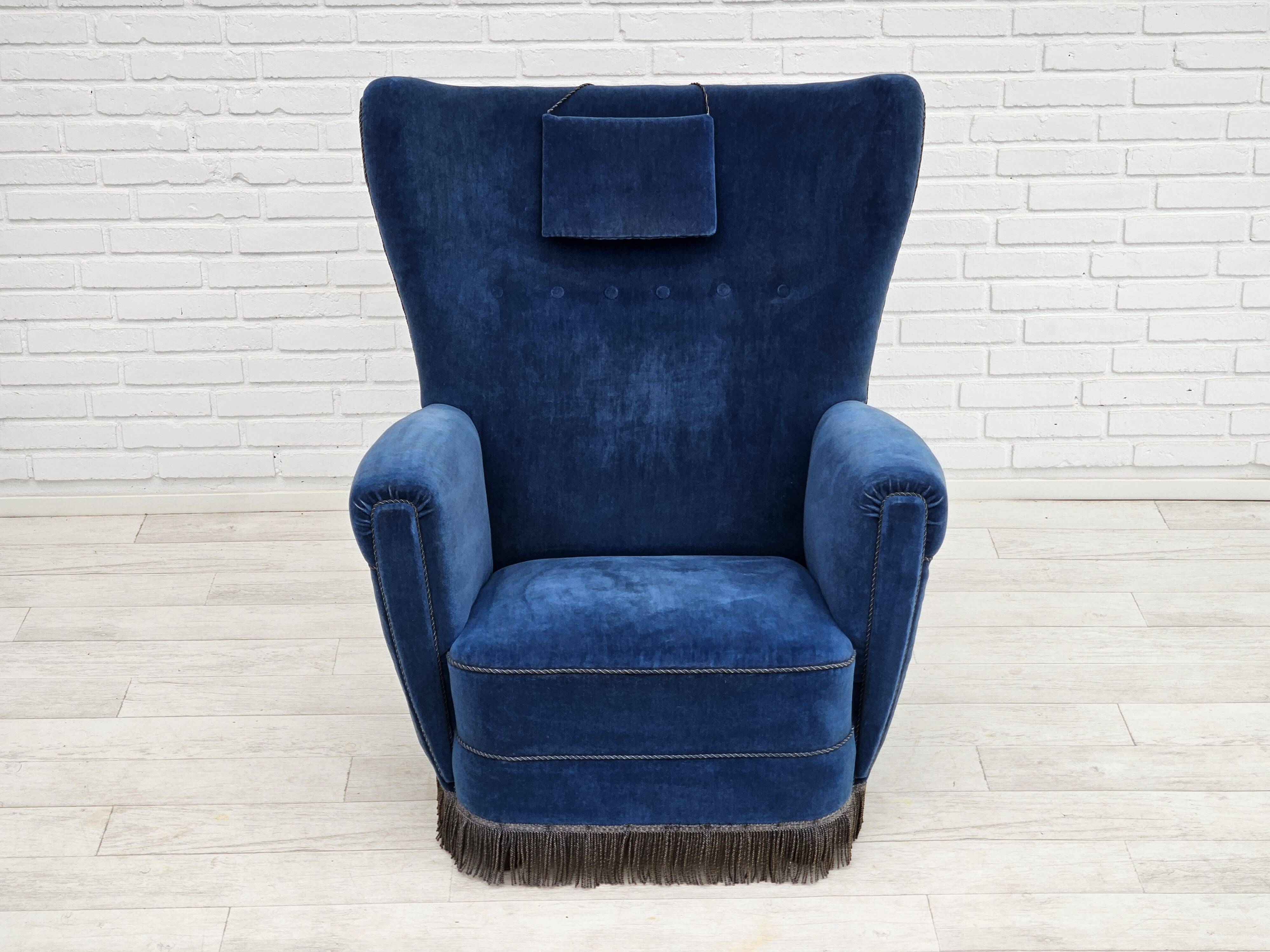 Années 1960, fauteuil relax danois à dossier haut, état d'origine, meuble en velours bleu.