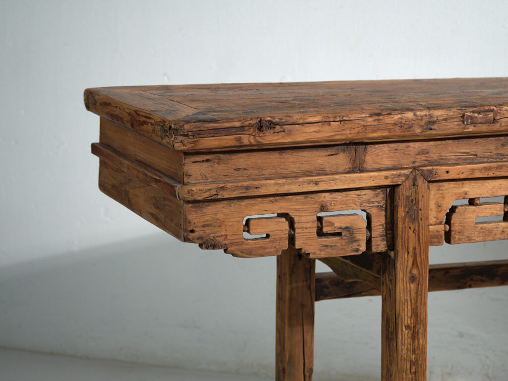 Console d’autel de grand format en pin à frise ajourée – Chine, vers 1930