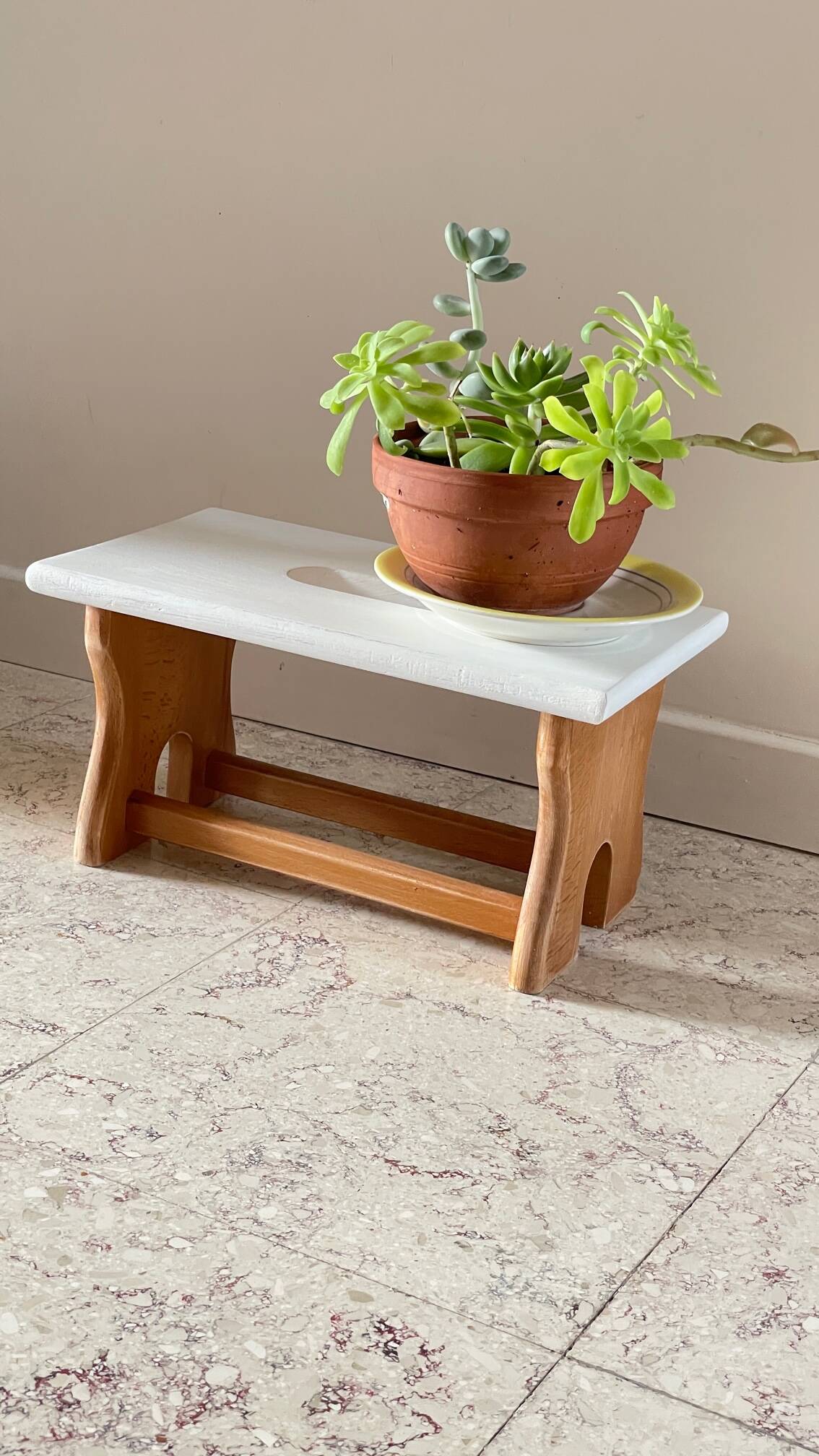 Tabouret vintage en hêtre et peint en blanc