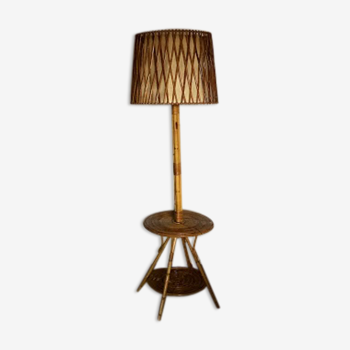 Lampadaire-tablette vintage en rotin