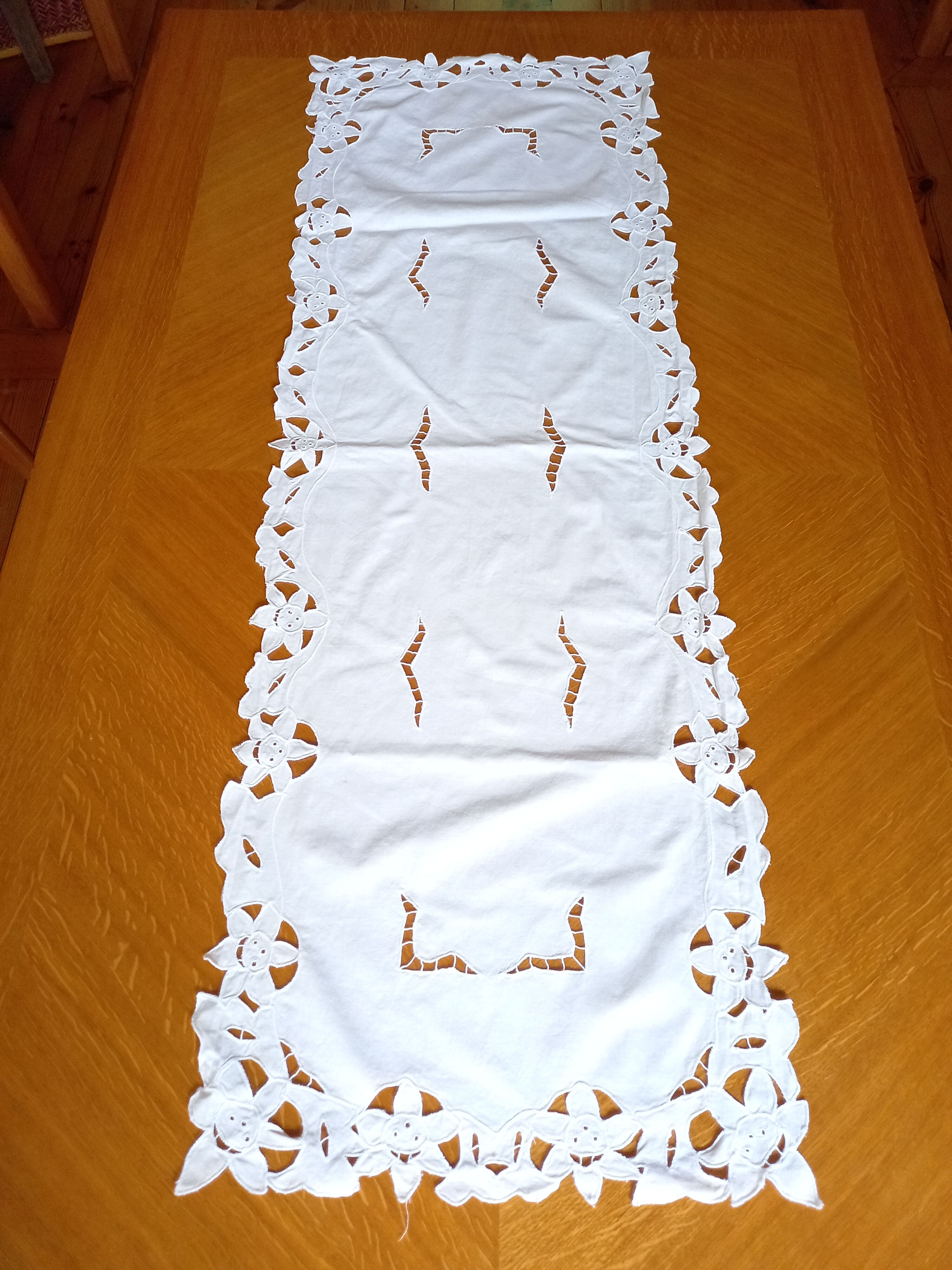 Nappe chemin de table brodé