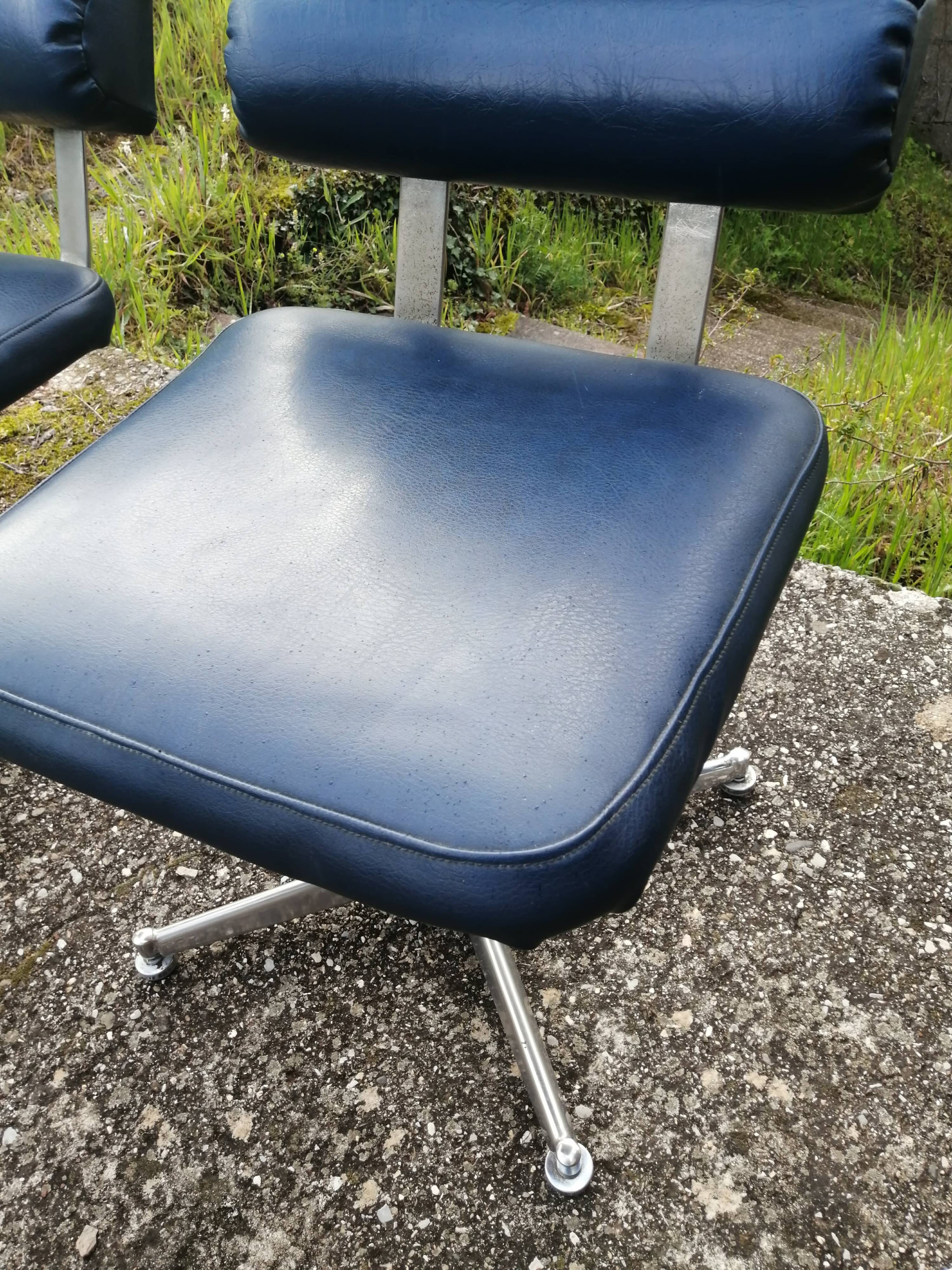 Set of 4 1970s hairdresser chairs in Space Age style.