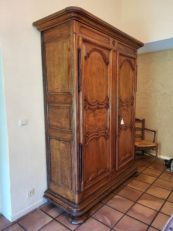 Armoire louis xiv en noyer massif du xviii ème siecle