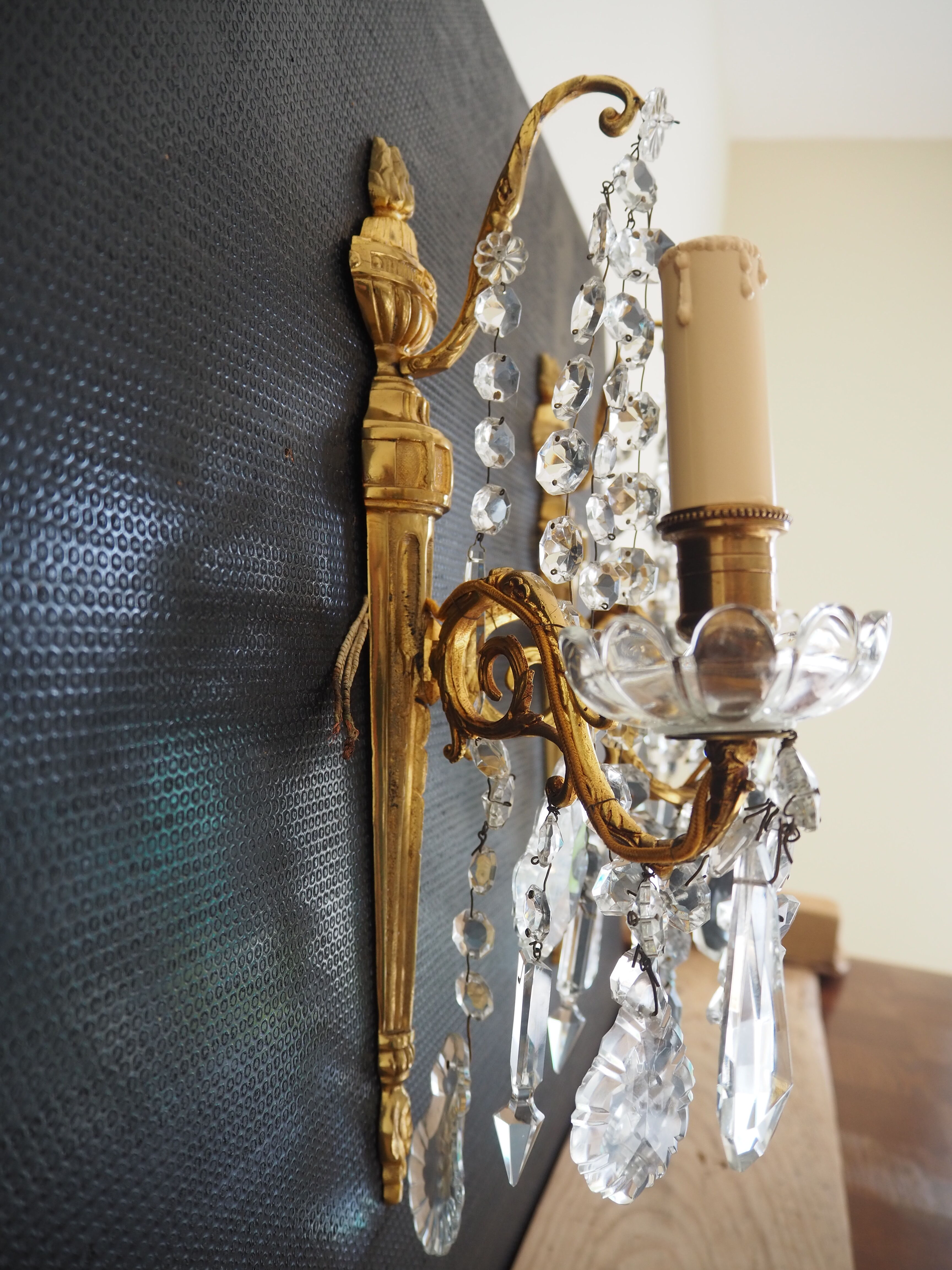 Pair of wall lamps two bronze lights with grapevines and crystal garlands – Louis XV style