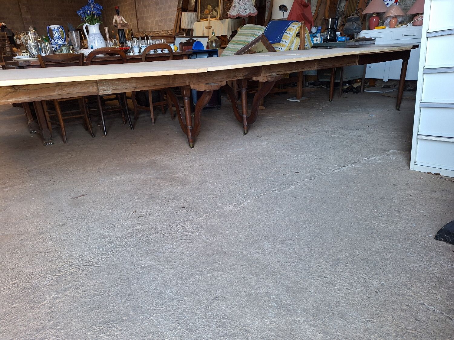 Old walnut carpenter's table, extendable for 18 people.