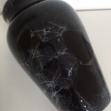 Vase en faience noir marbré