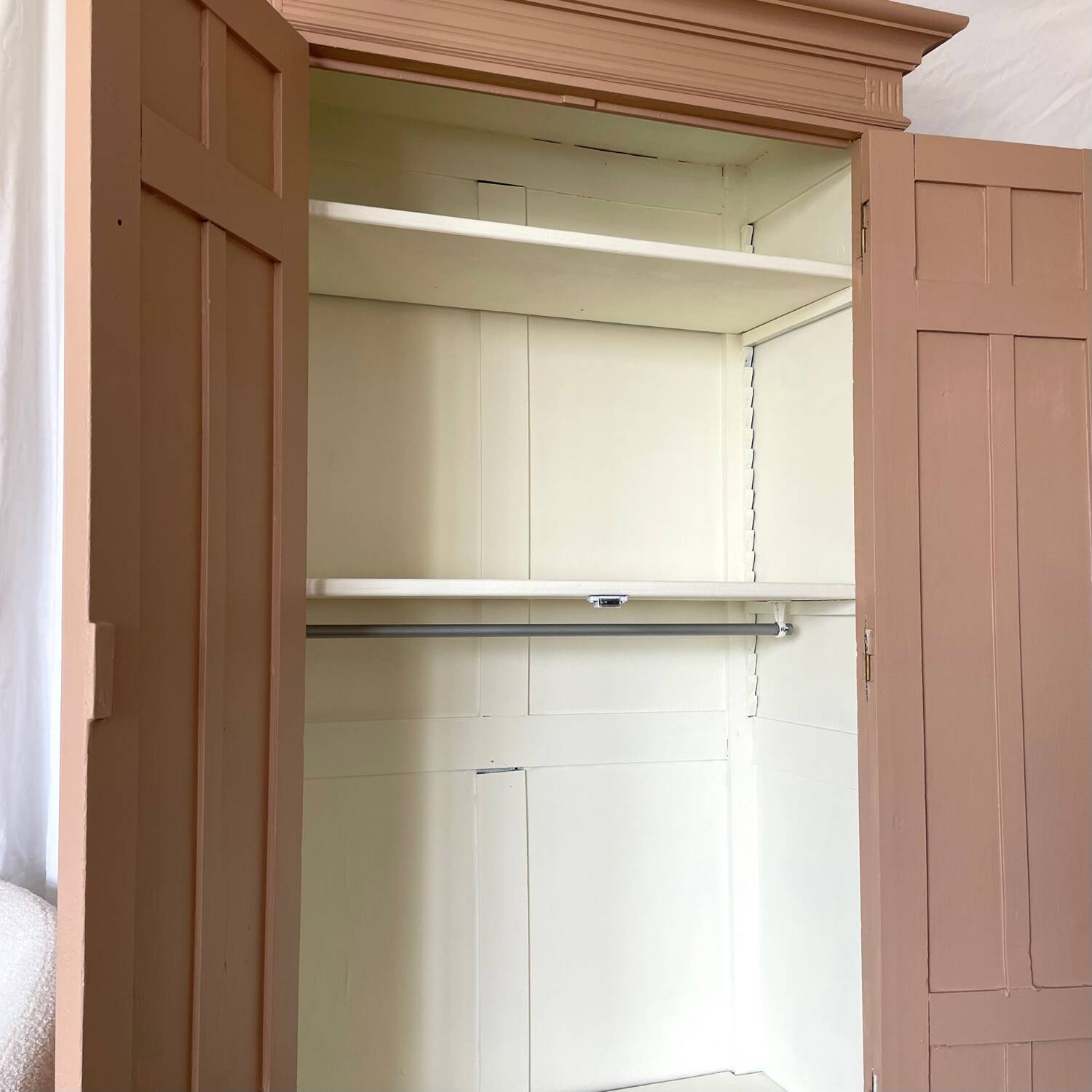 Armoire parisienne vieux rose