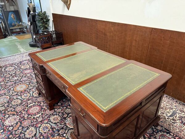 Bureau Chesterfield en cuir vert