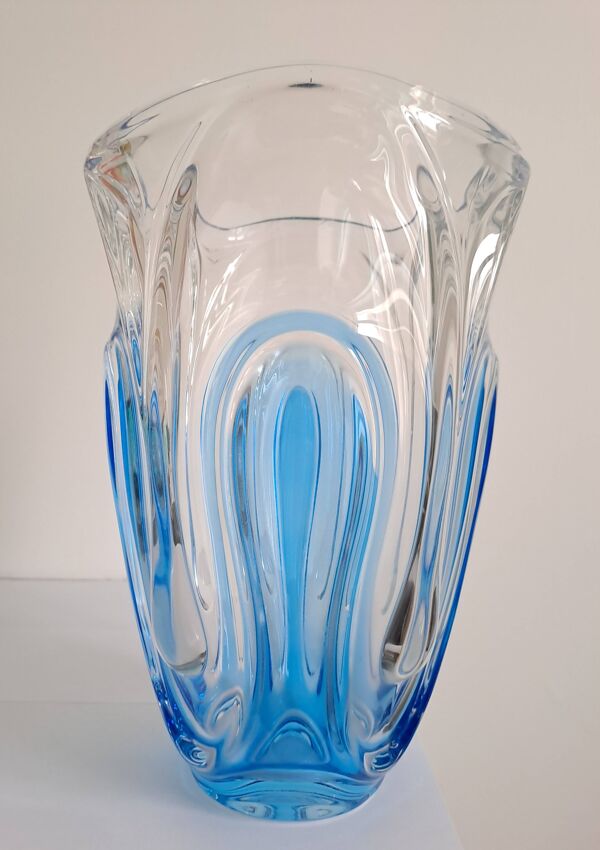 Grand vase en verre pressée bicolore dans le goût Art Déco (Walther Glas, Allemagne, fin XXème)