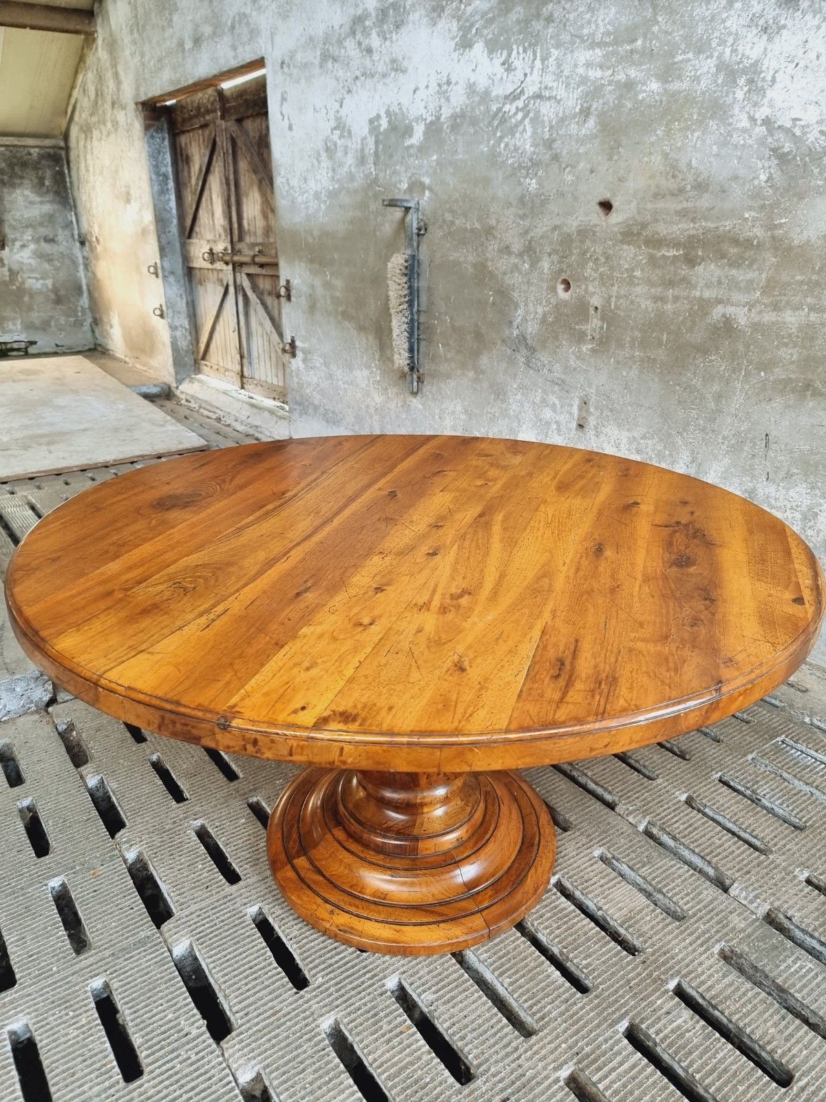 Table ronde ancienne en noyer 140 cm
