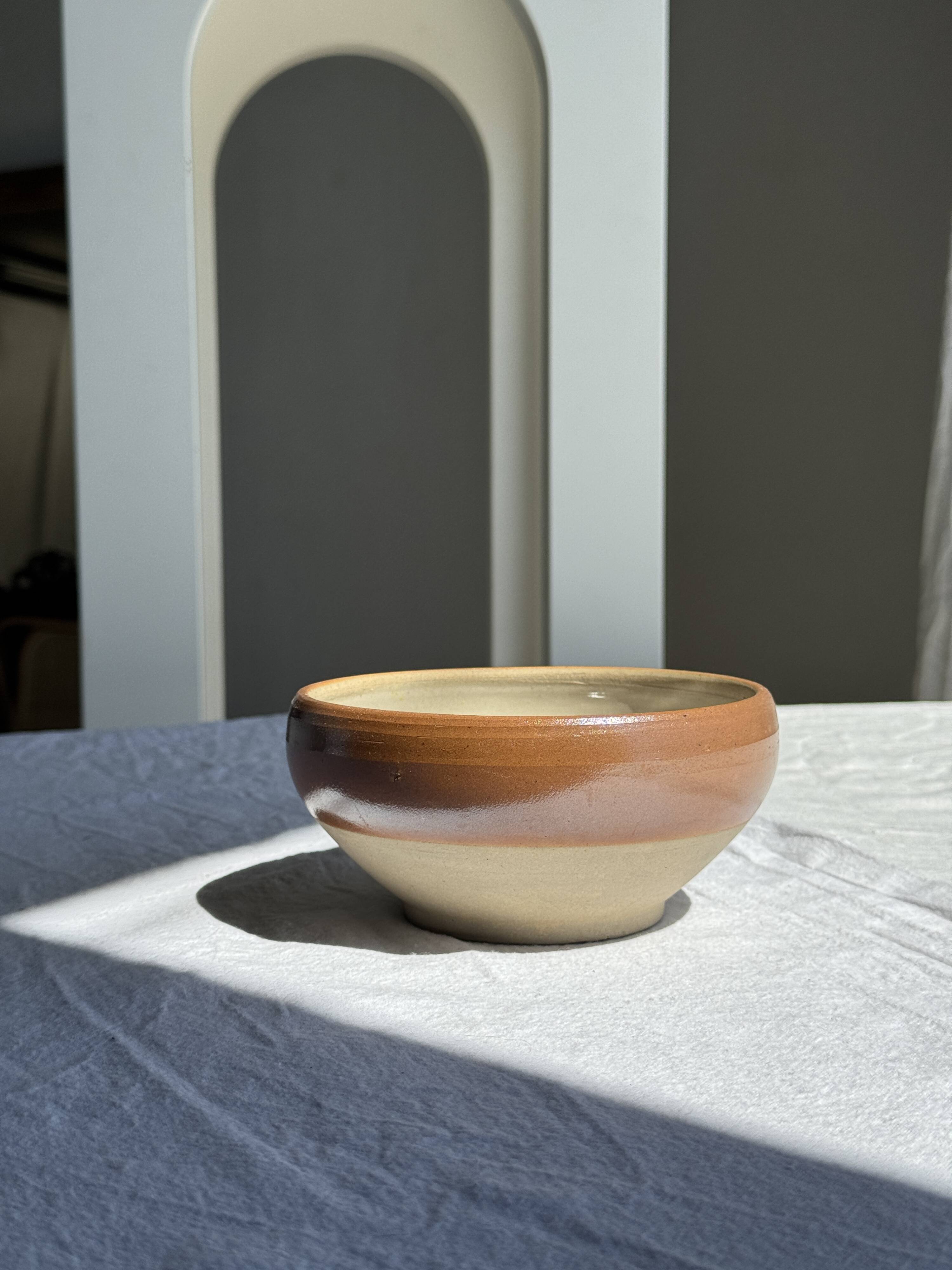 A two-tone beige and brown stoneware bowl H7 D14.5