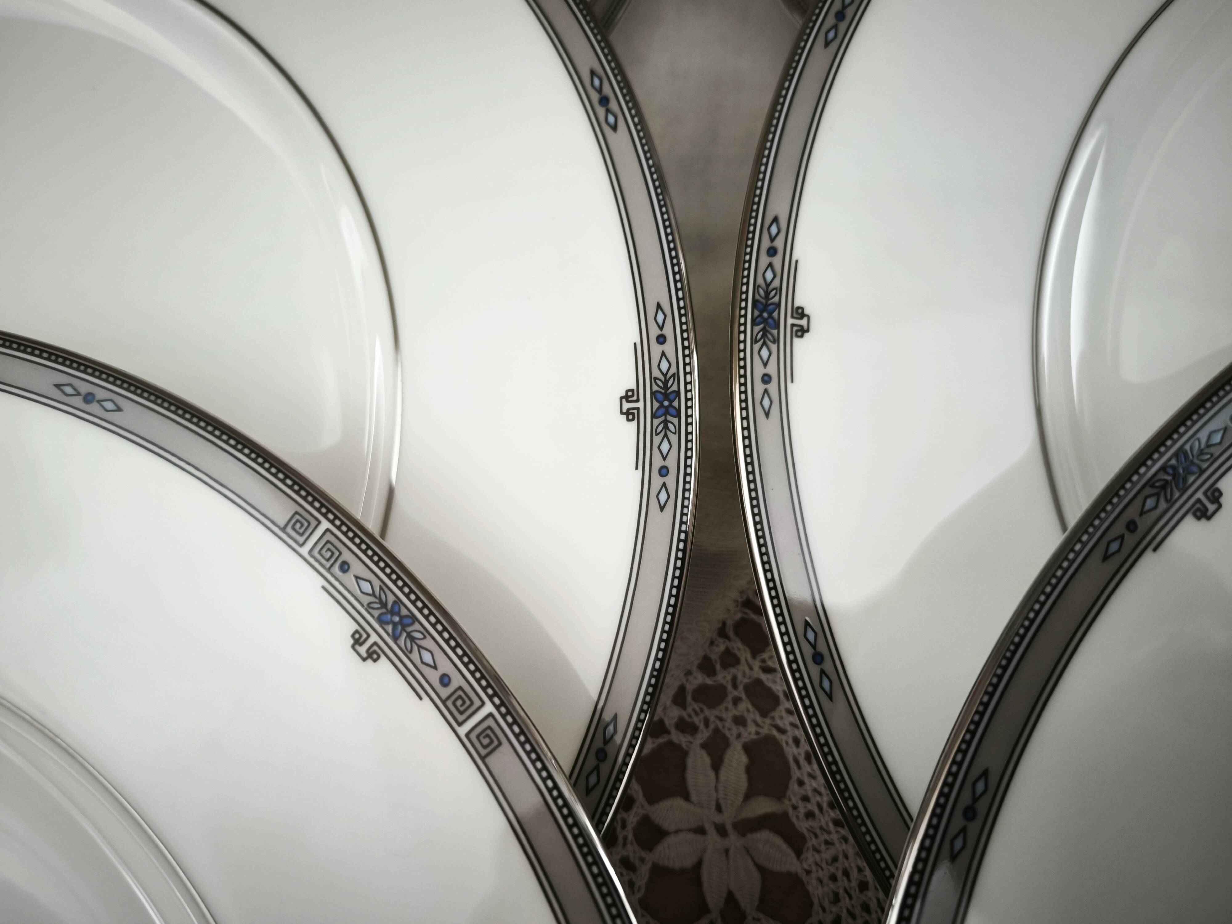 Set of 12 flat plates in English porcelain Wedgwood model Amherst.