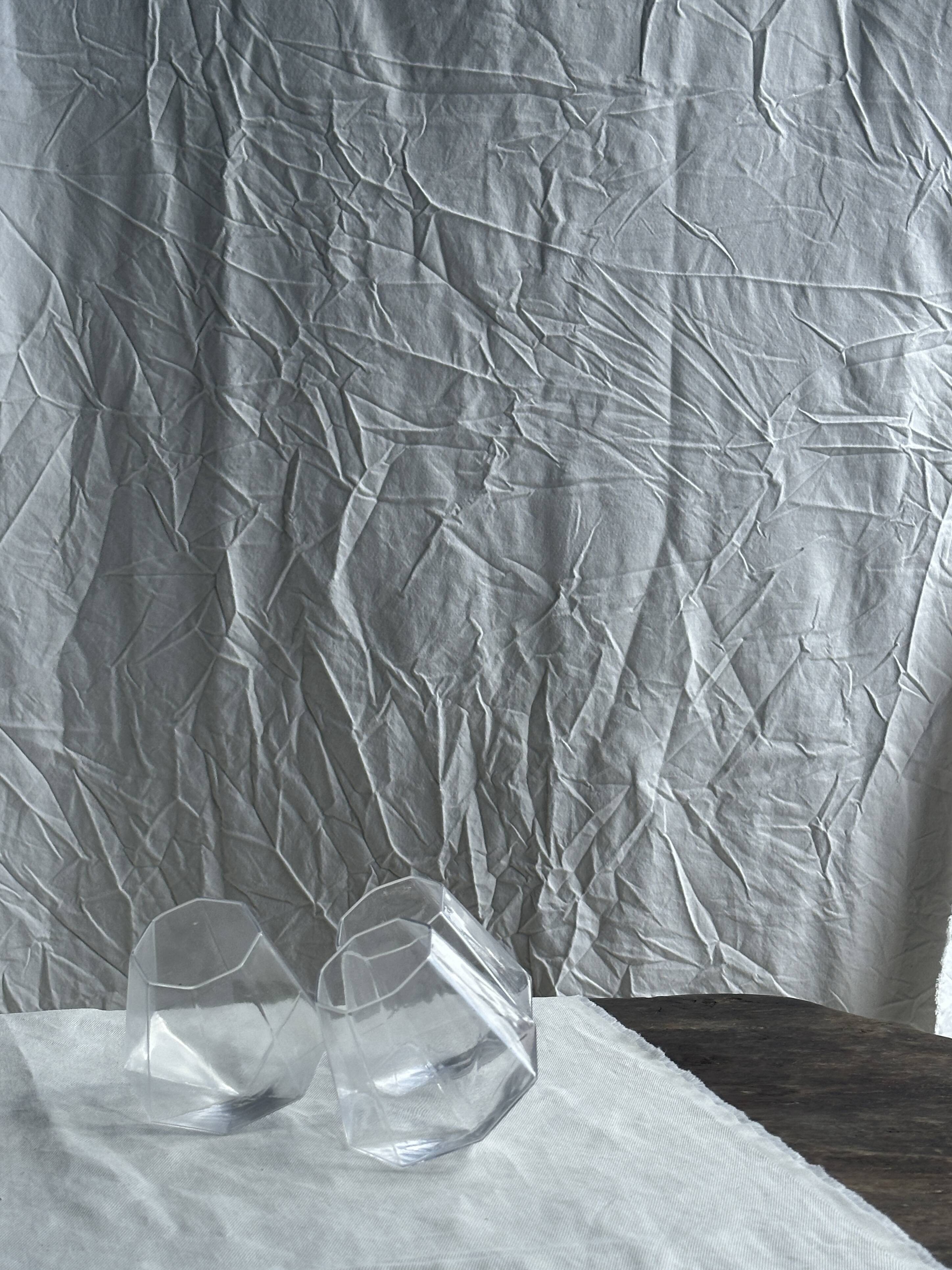 Small geometric carafe with diamond-shaped stopper and its 4 glasses