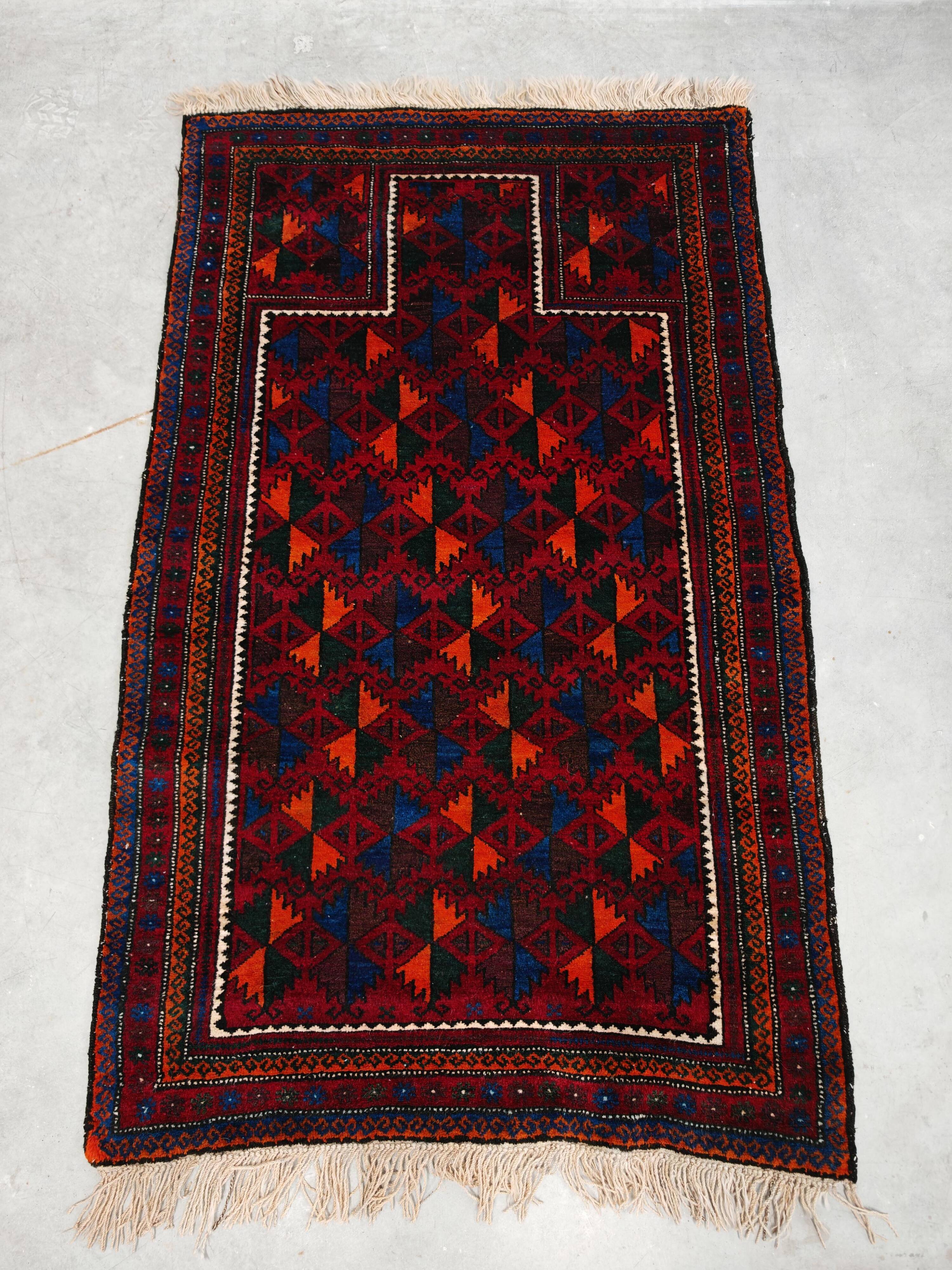 Vintage Baluchi prayer rug, hand-knotted, dyed wool from the 1970s.