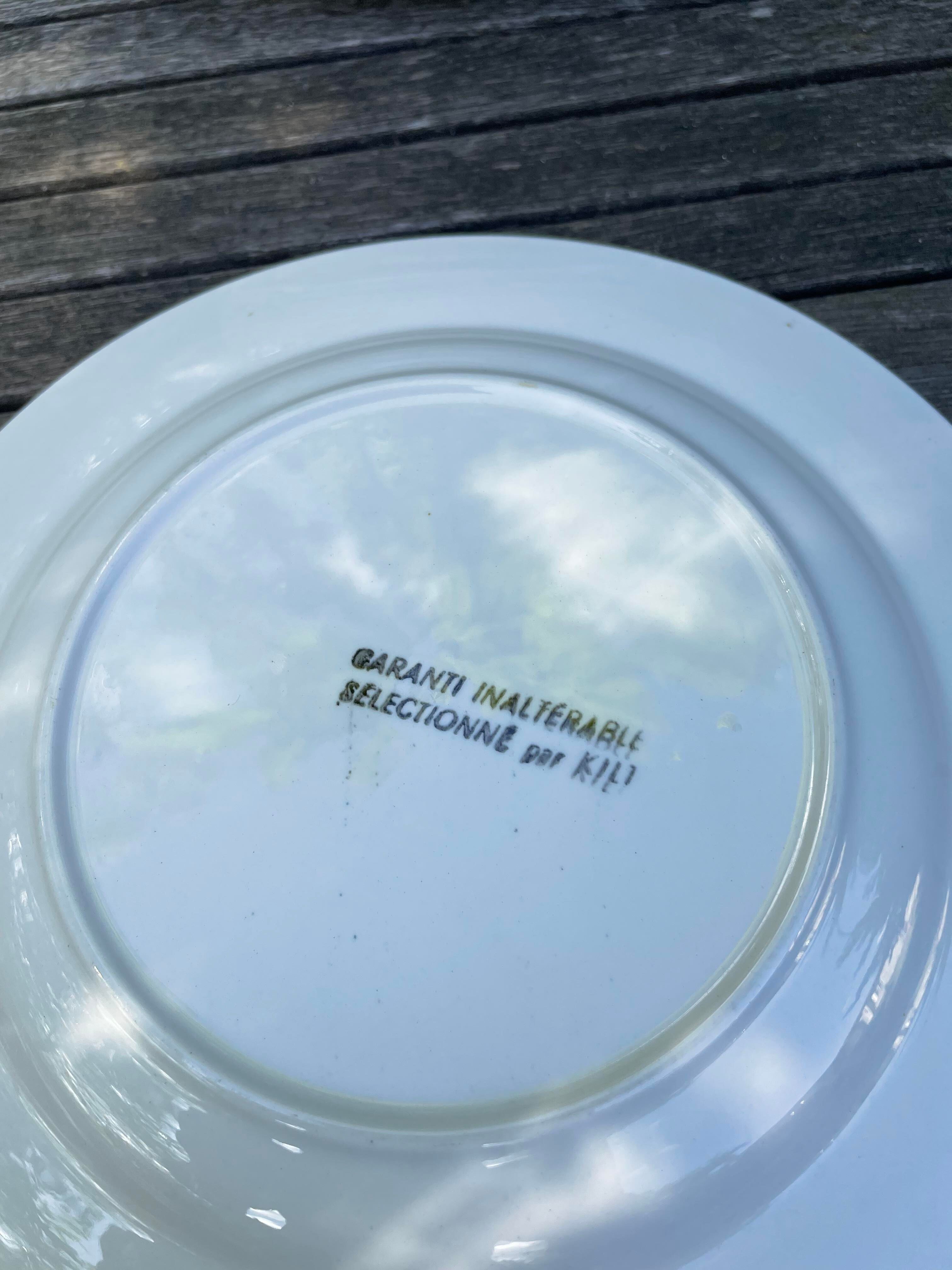 Set of nine flat ceramic plates yellow Scottish decoration in yellow/orange gridded ceramic
