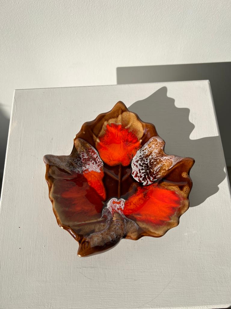 Empty Vallauris pocket in the shape of a leaf, orange and brown iced décor