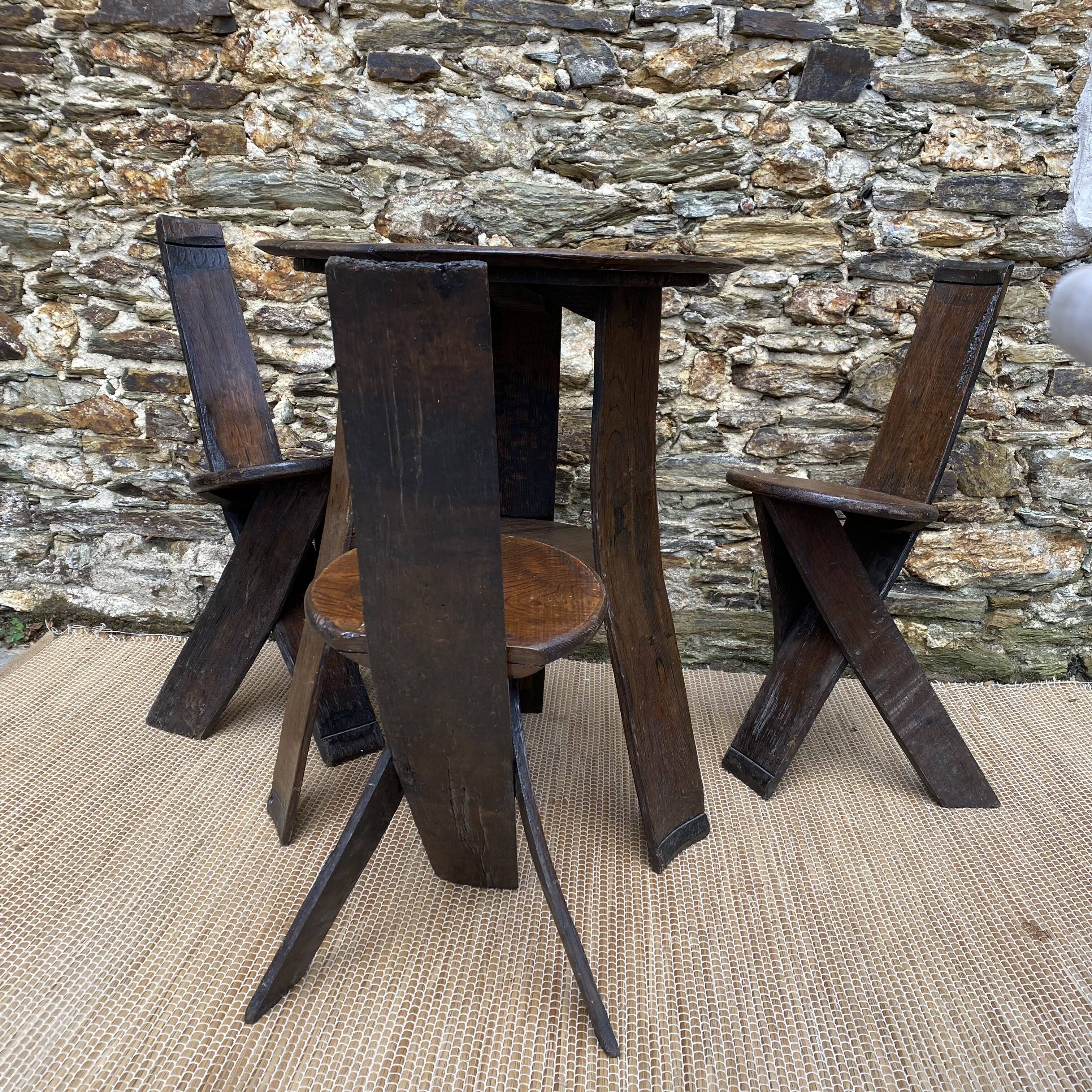 Ensemble table et chaises style brutaliste , cave à vin