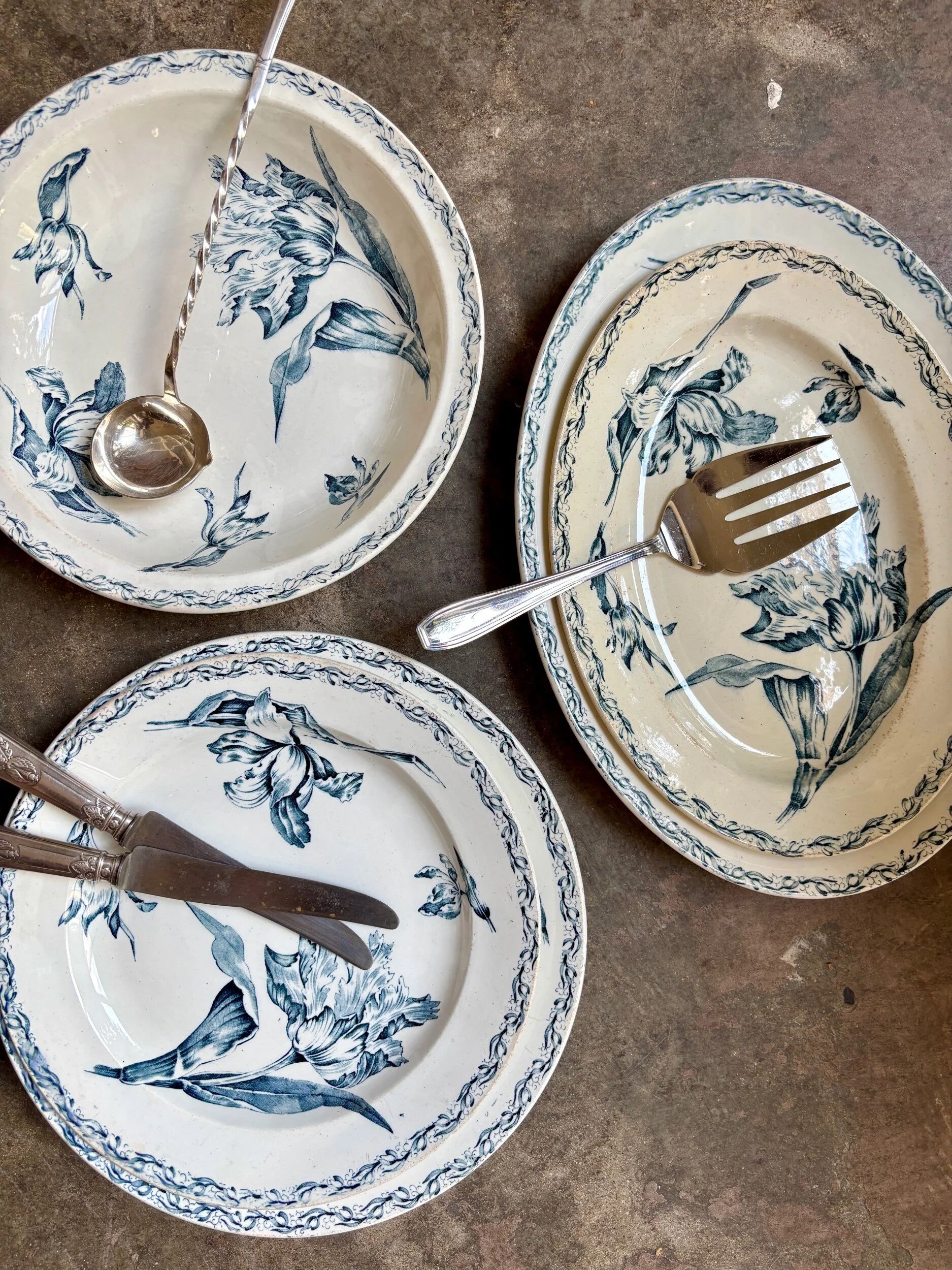 Round flat dish Lunéville in blue ironstone, "Tulip" service.