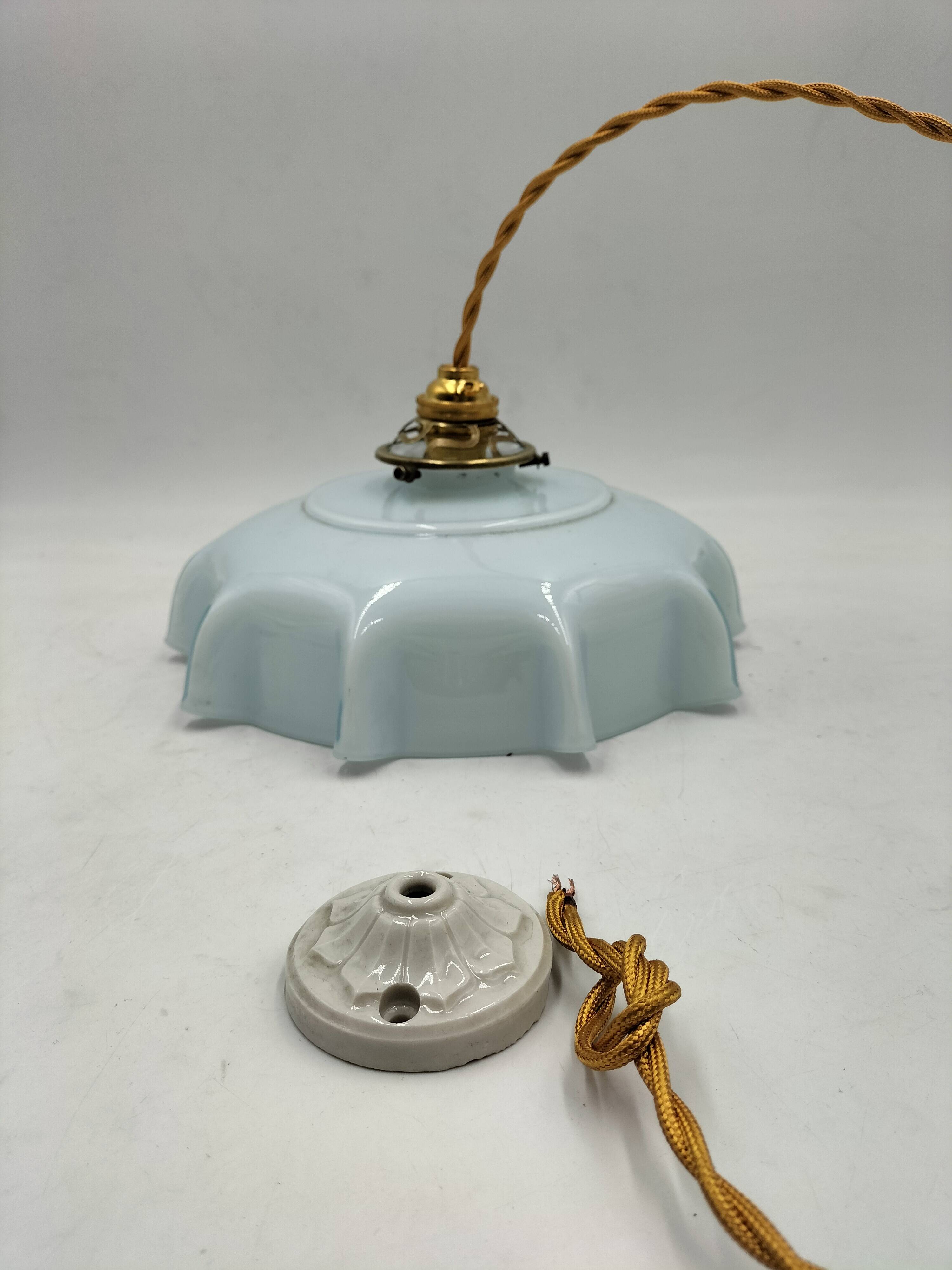 Blue opaline suspension