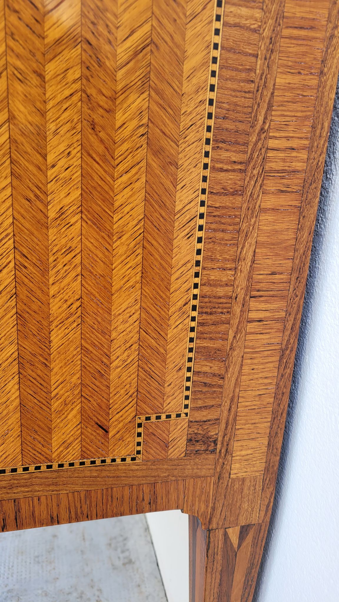 Commode sauteuse Louis XVI en marqueterie 19ème