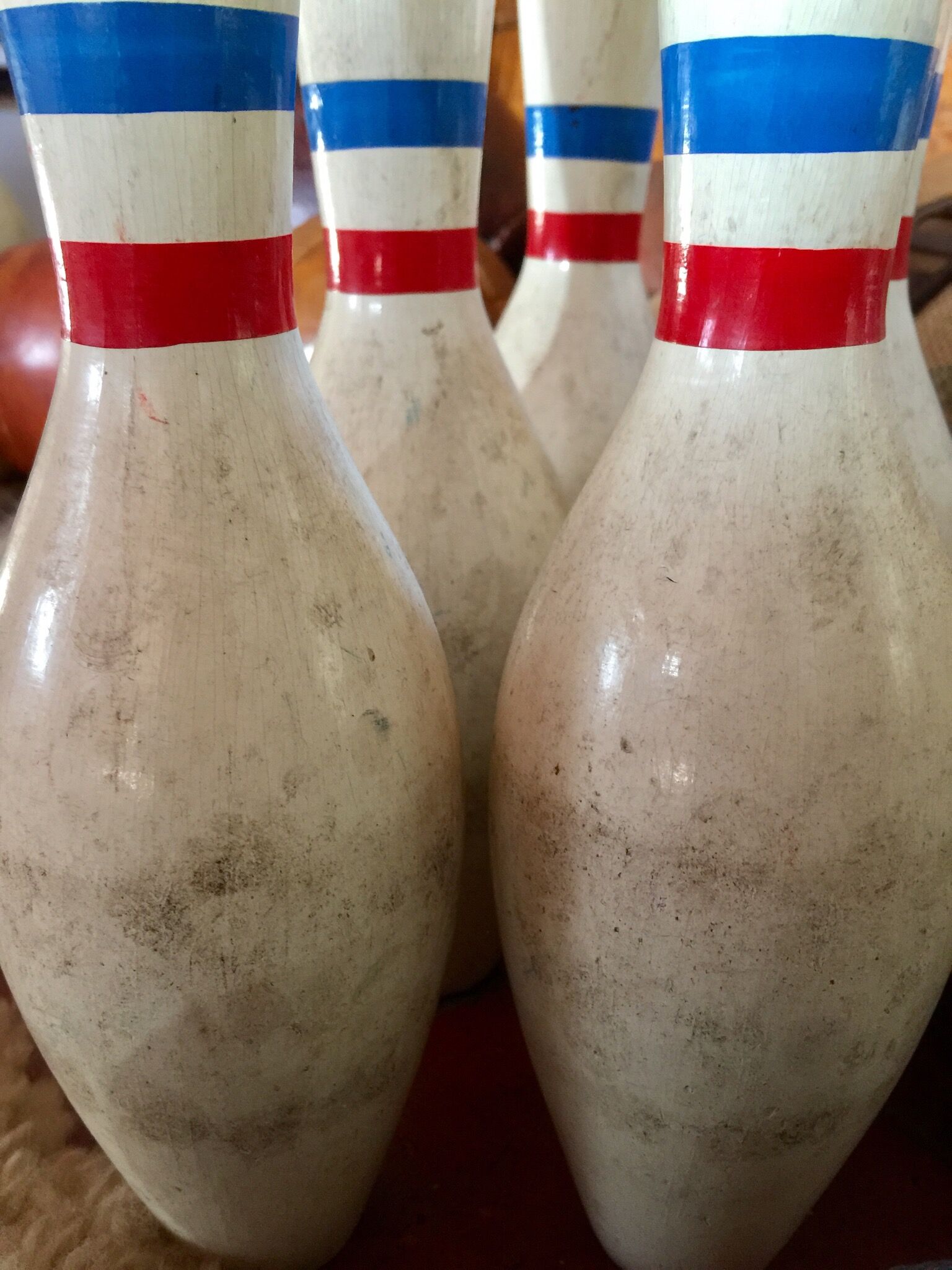 Ensemble de 6 quilles et 2 balles en bois