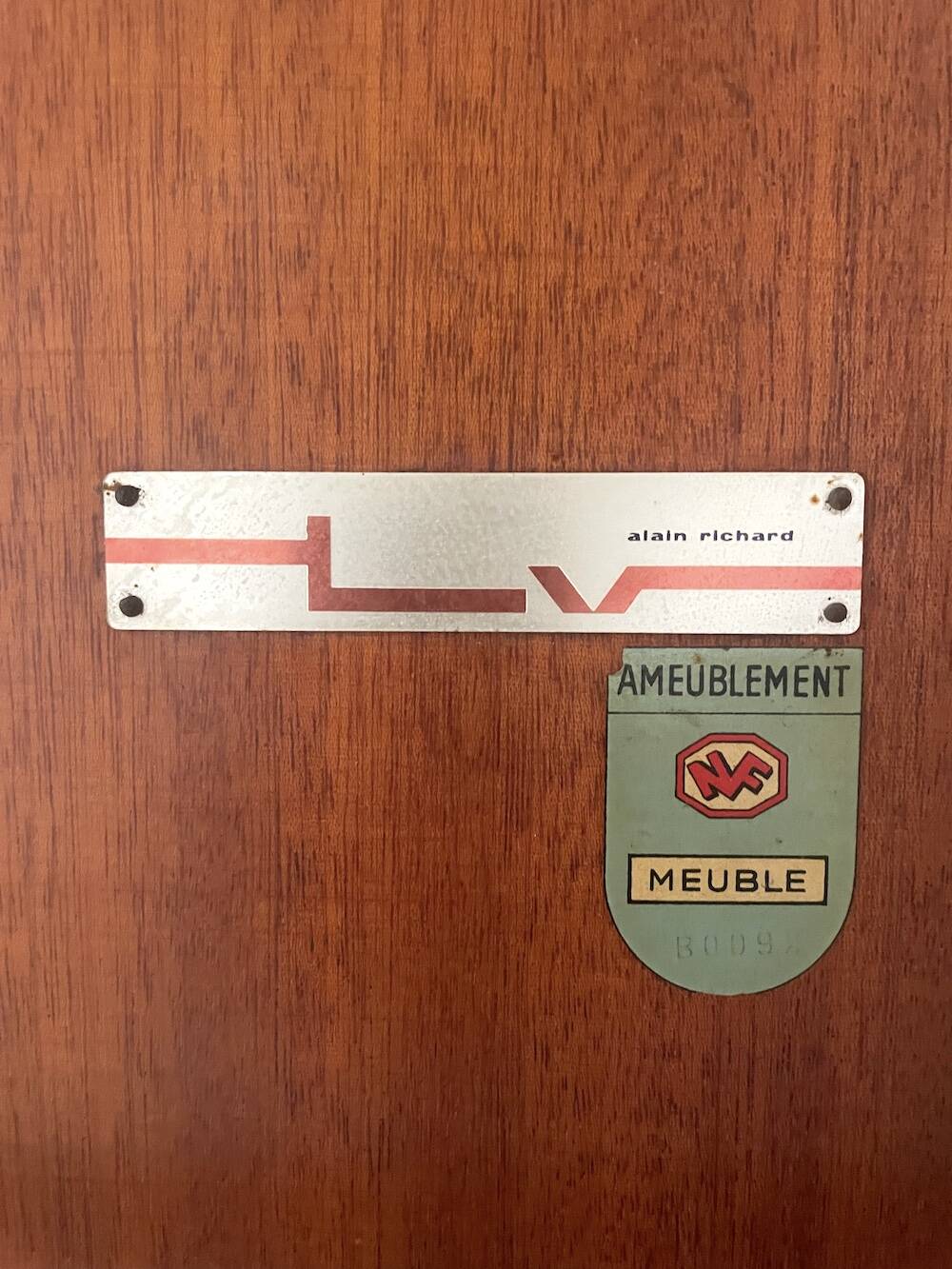 Extendable table designed by Alain Richard