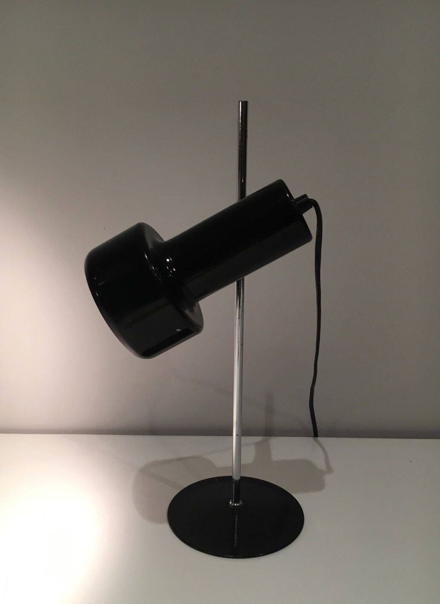 Lampe réglable en métal laqué noir et chrome. Travail français. Vers 1970