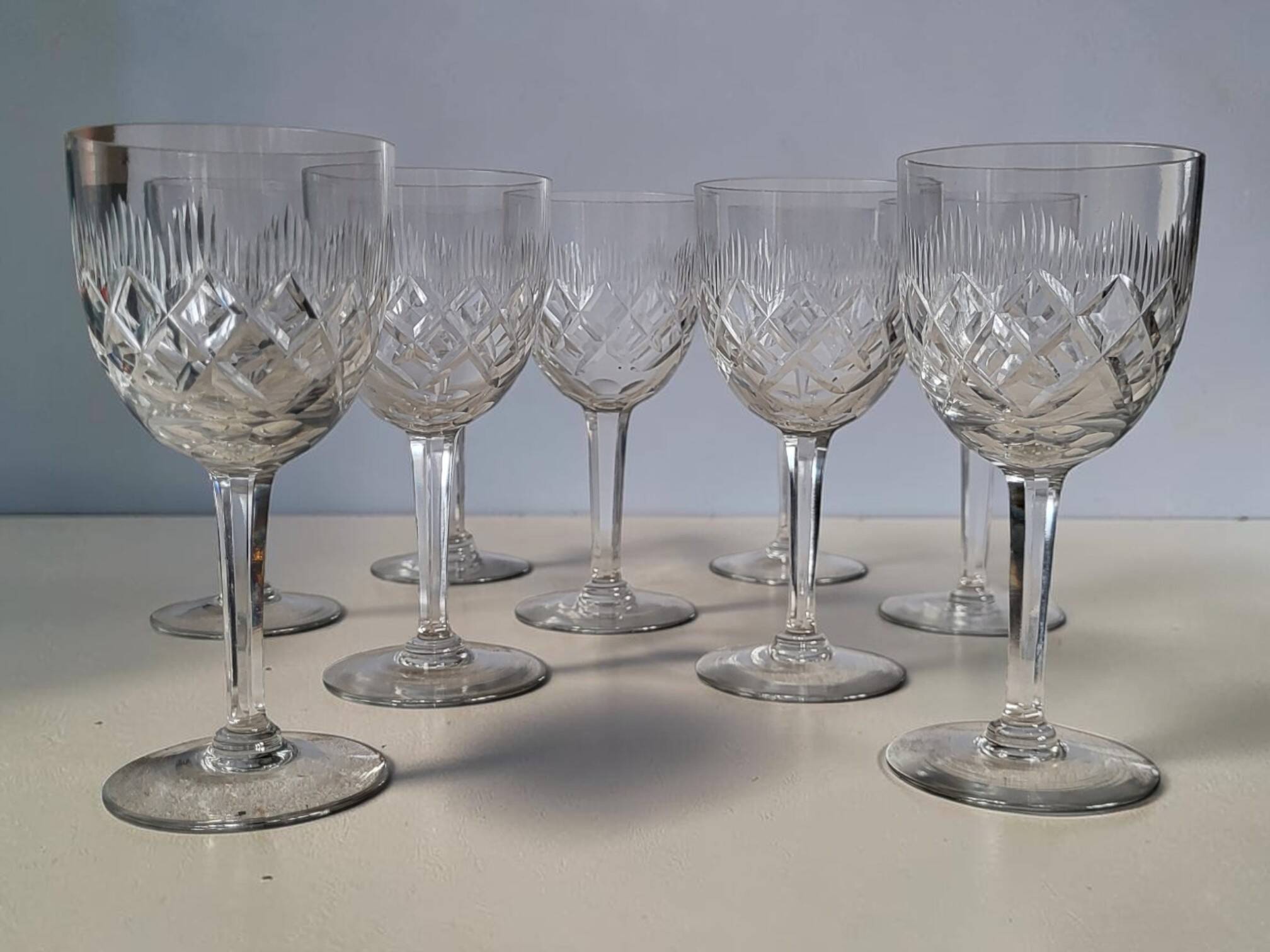 9 verres à vin / eau en cristal taillé